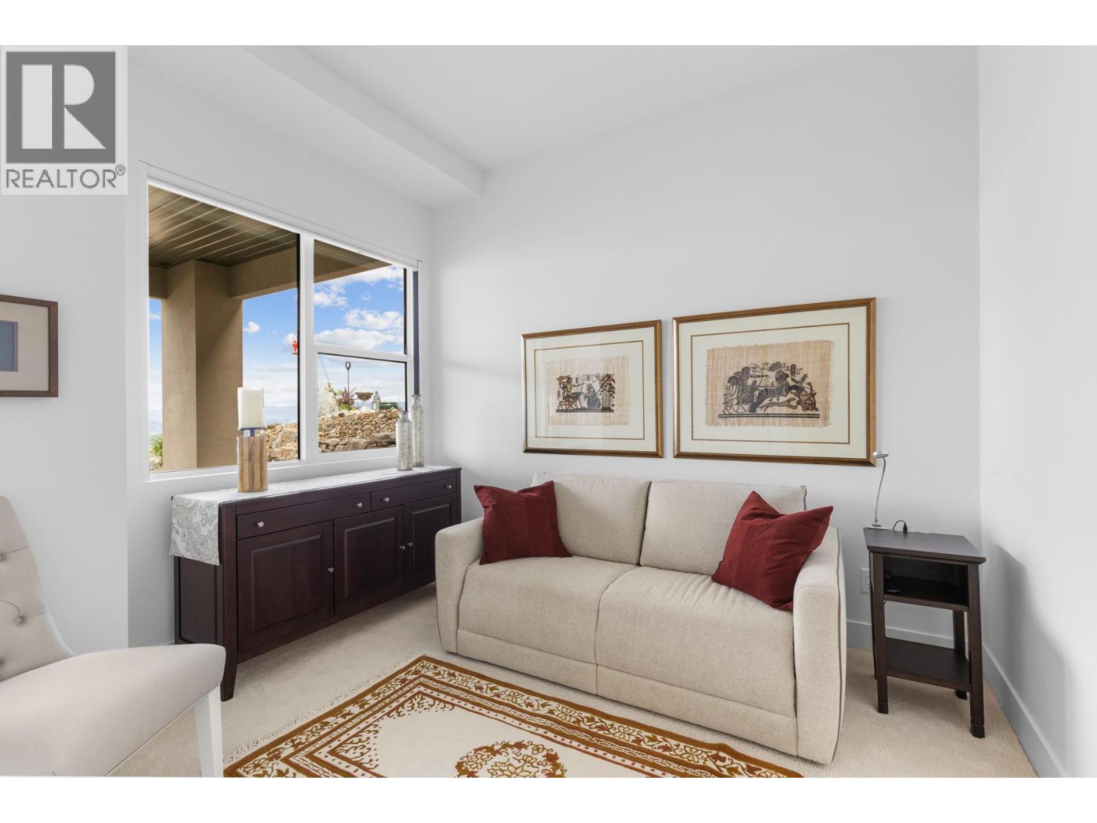 470 Hawk'S Perch Lane, Kelowna, BC - Indoor Photo Showing Living Room