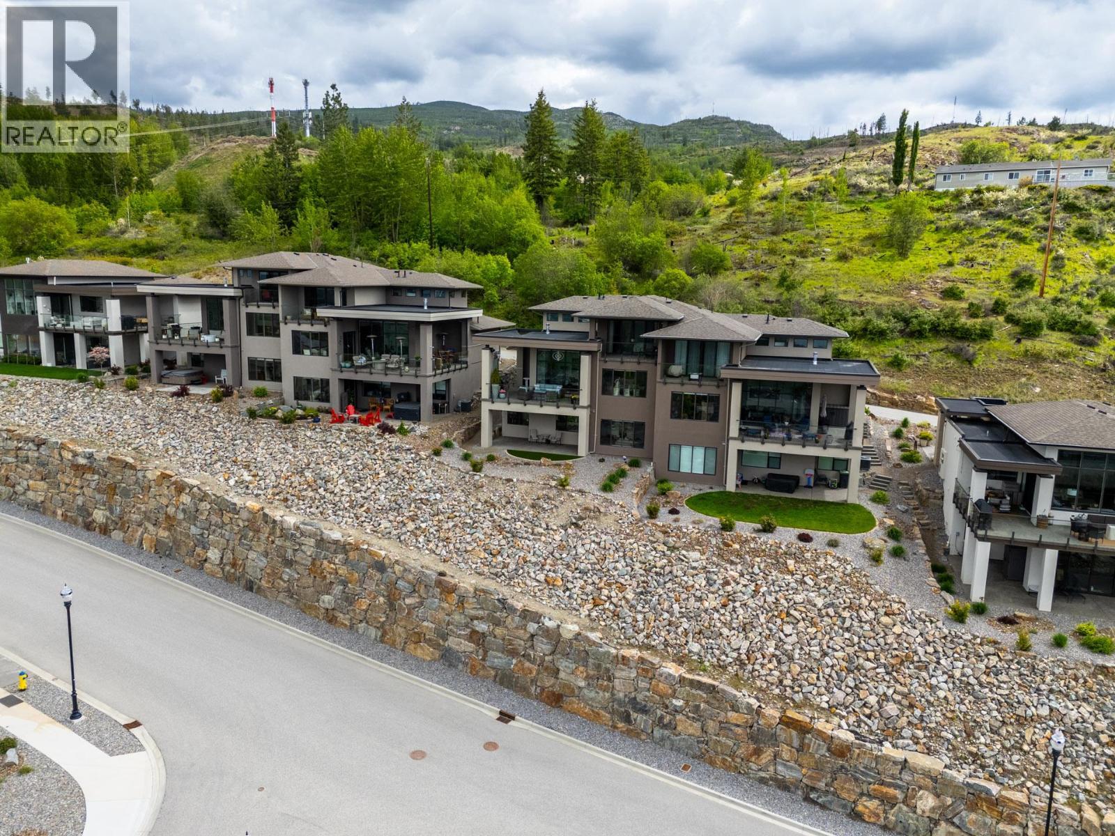 470 Hawk'S Perch Lane, Kelowna, BC - Outdoor
