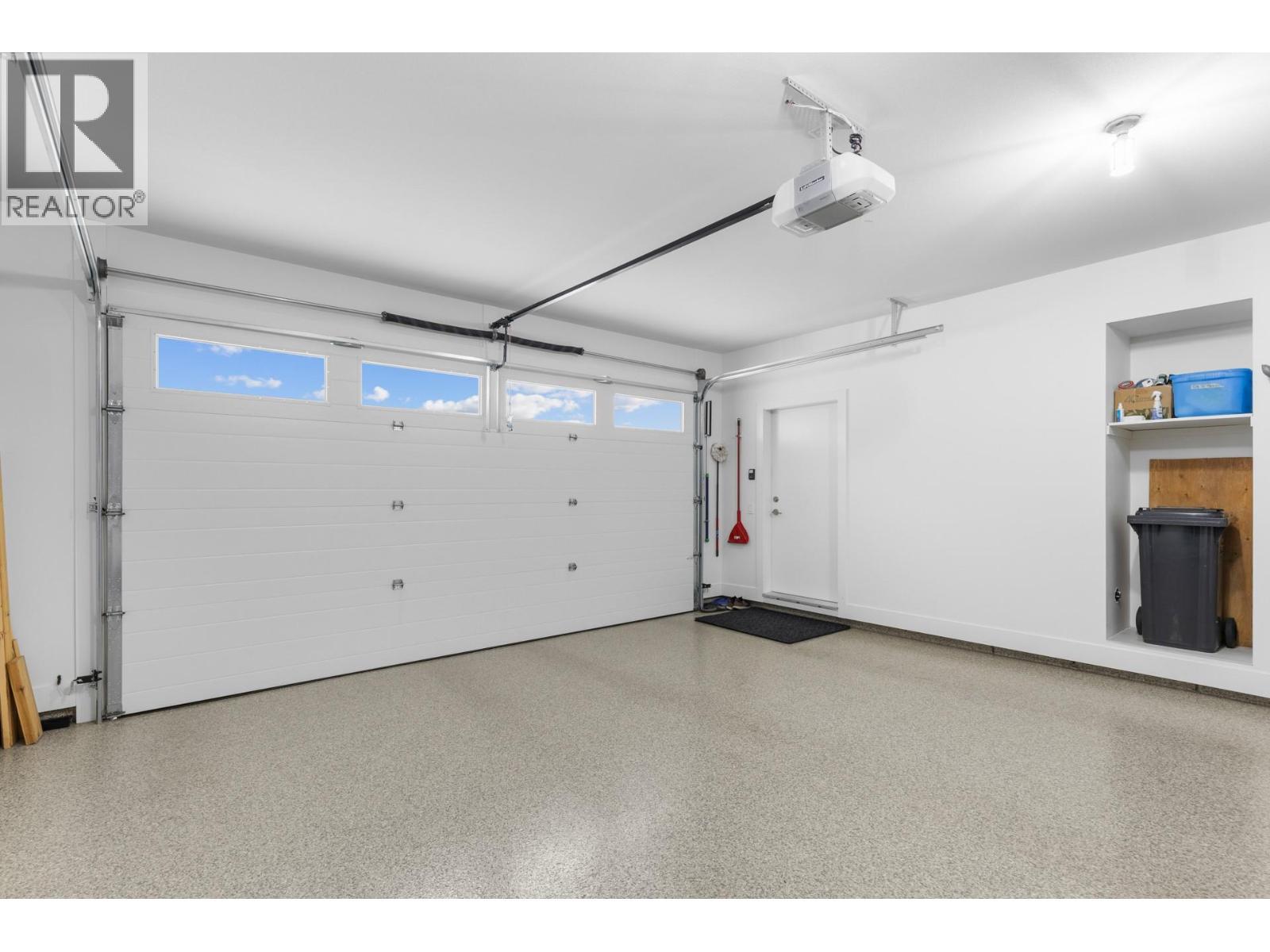 470 Hawk'S Perch Lane, Kelowna, BC - Indoor Photo Showing Garage