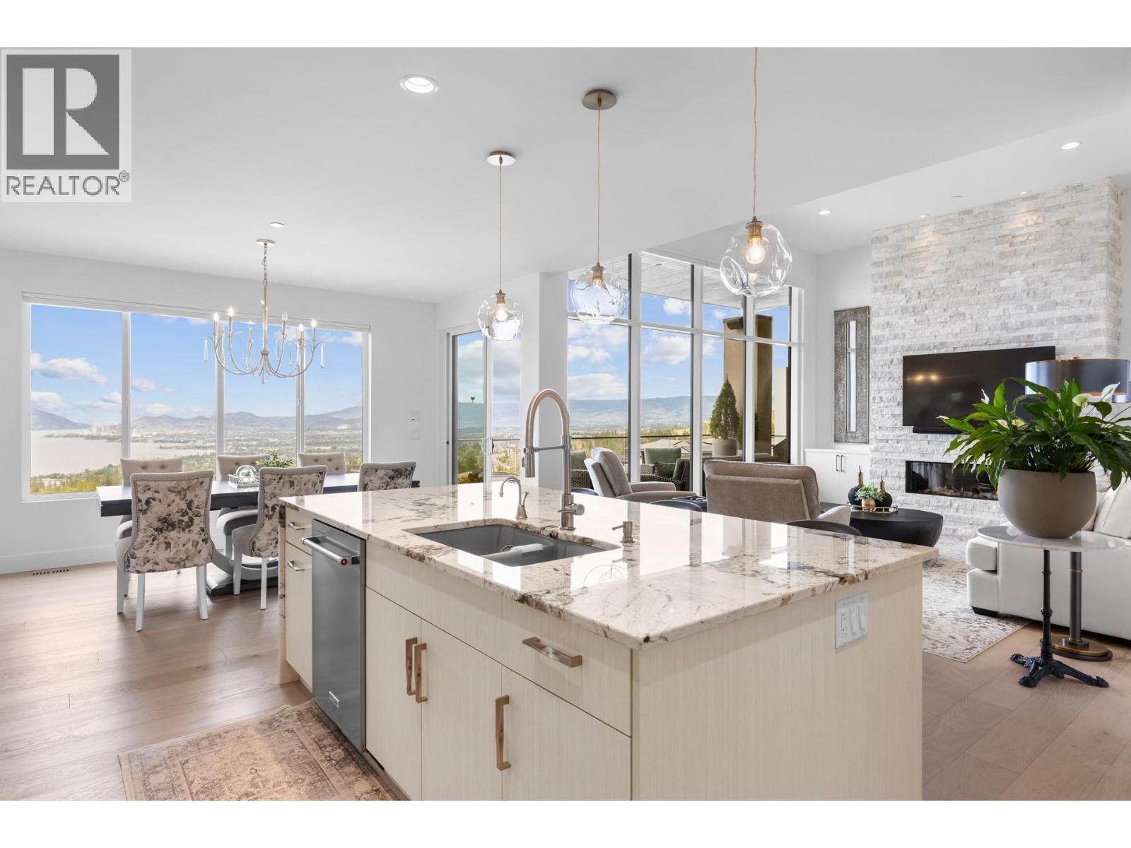 470 Hawk'S Perch Lane, Kelowna, BC - Indoor Photo Showing Kitchen With Double Sink With Upgraded Kitchen