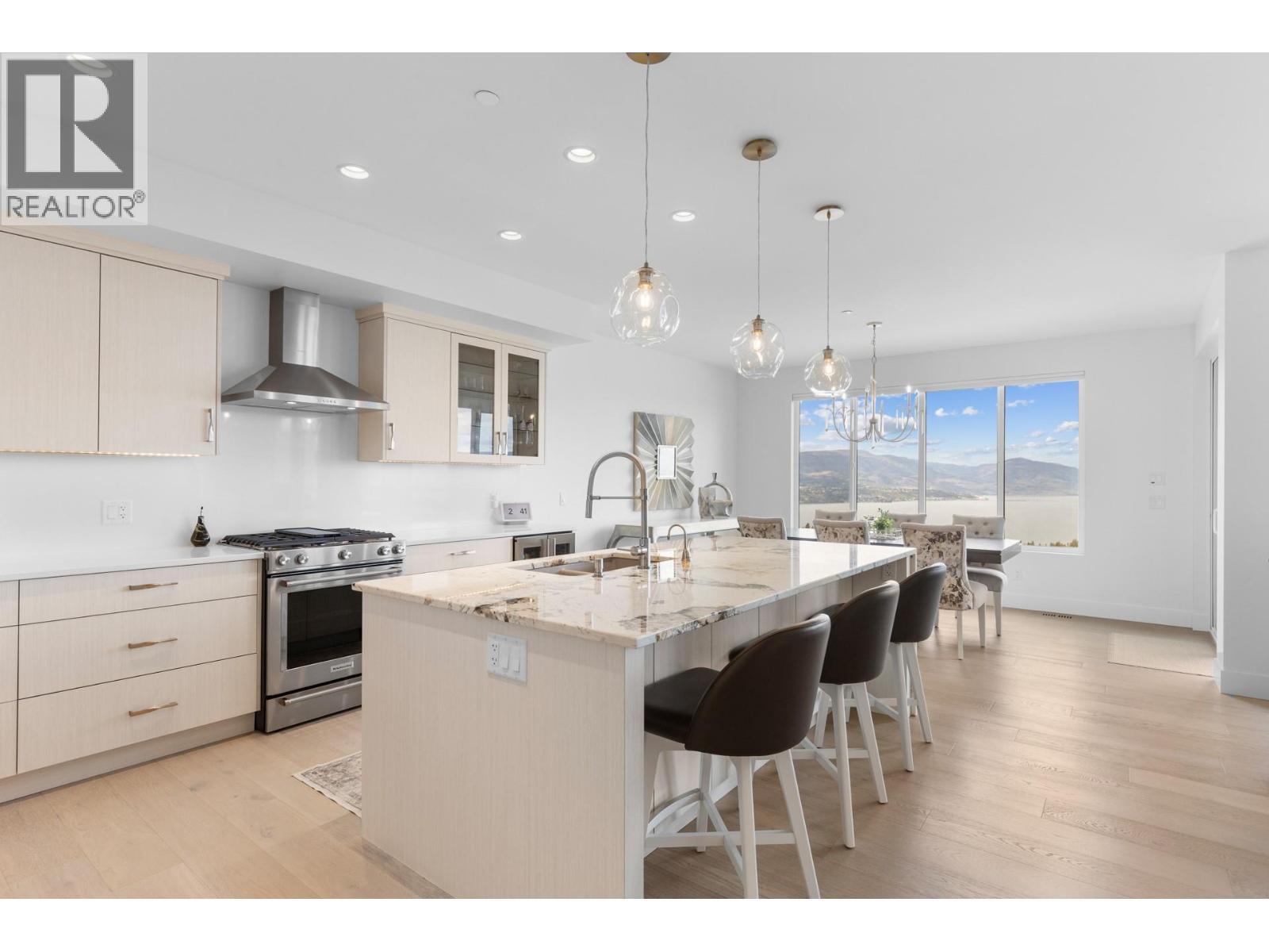 470 Hawk'S Perch Lane, Kelowna, BC - Indoor Photo Showing Kitchen With Upgraded Kitchen