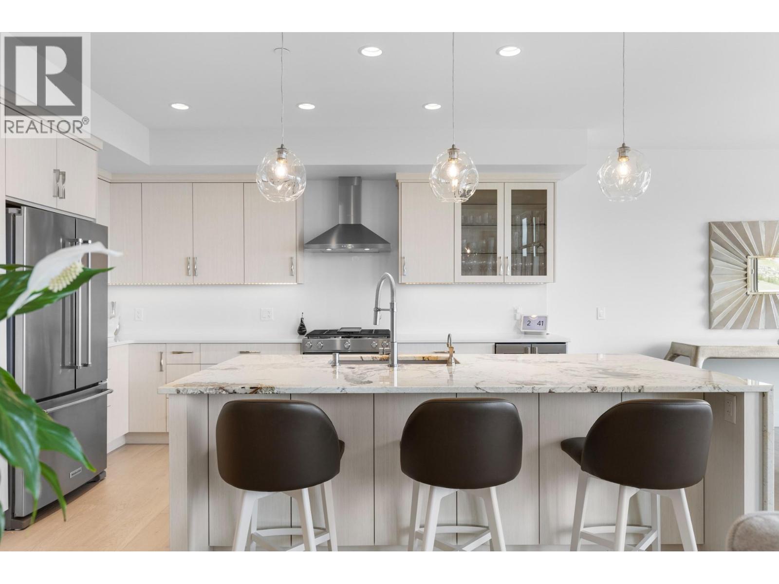 470 Hawk'S Perch Lane, Kelowna, BC - Indoor Photo Showing Kitchen With Upgraded Kitchen