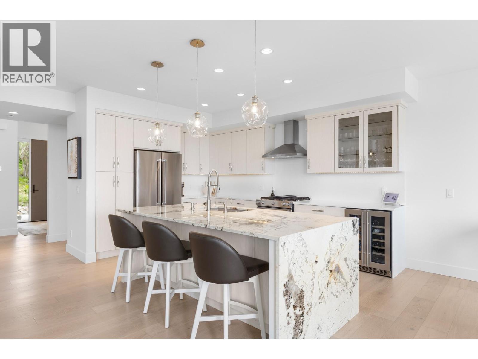 470 Hawk'S Perch Lane, Kelowna, BC - Indoor Photo Showing Kitchen With Upgraded Kitchen