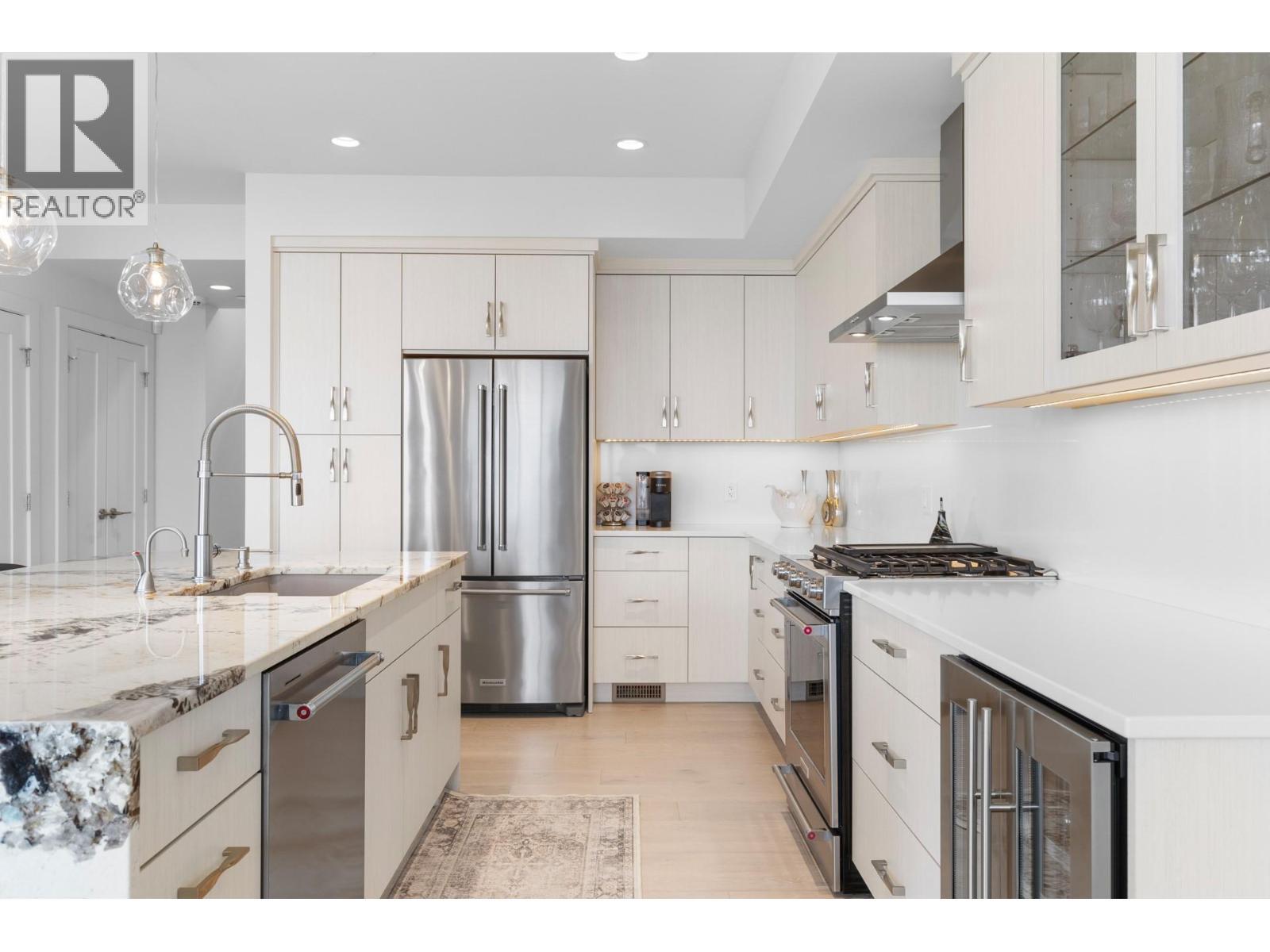 470 Hawk'S Perch Lane, Kelowna, BC - Indoor Photo Showing Kitchen With Upgraded Kitchen