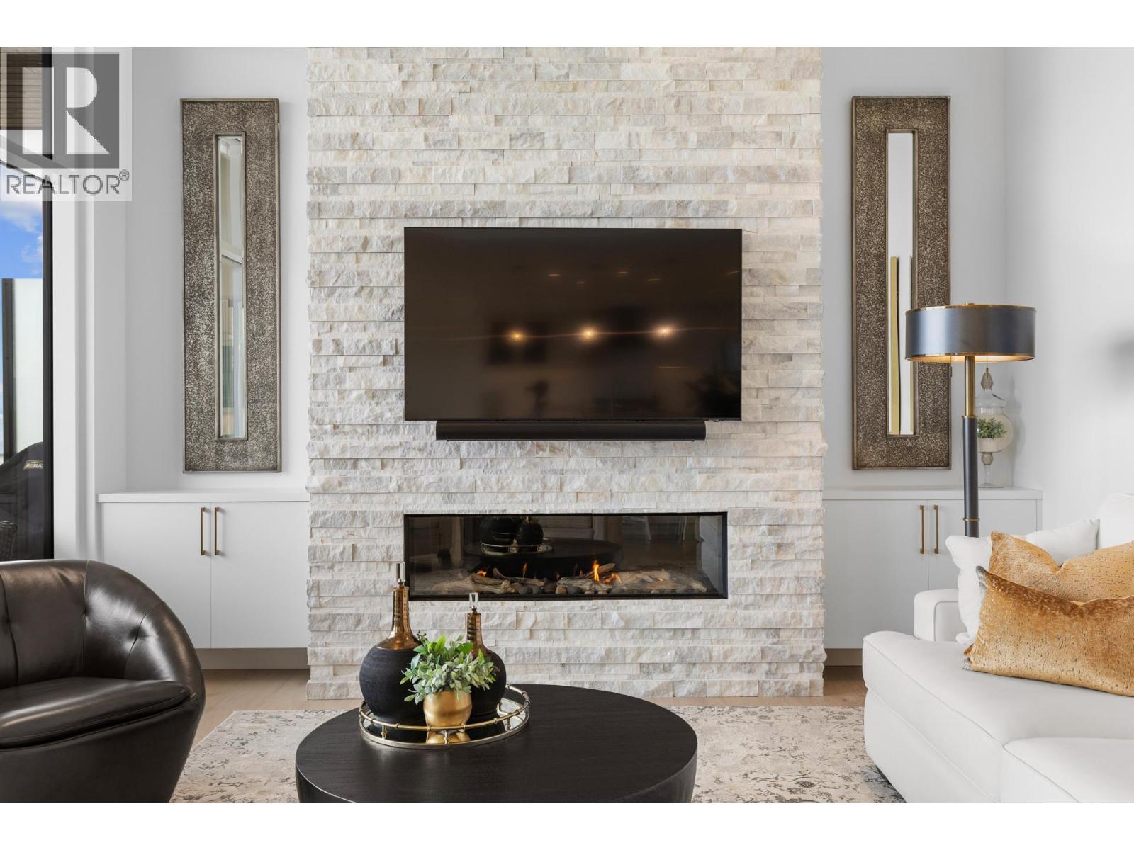 470 Hawk'S Perch Lane, Kelowna, BC - Indoor Photo Showing Living Room With Fireplace