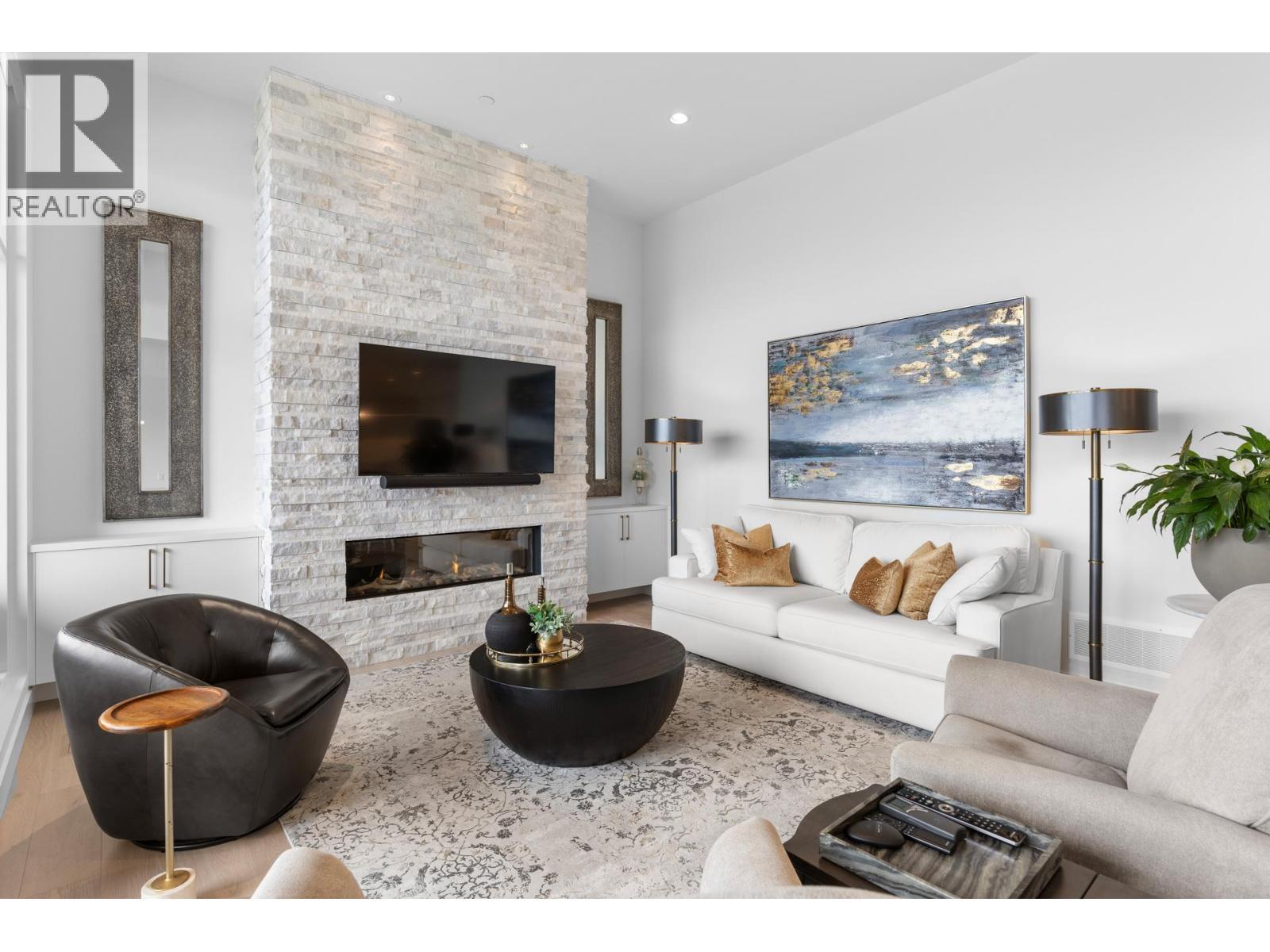 470 Hawk'S Perch Lane, Kelowna, BC - Indoor Photo Showing Living Room With Fireplace