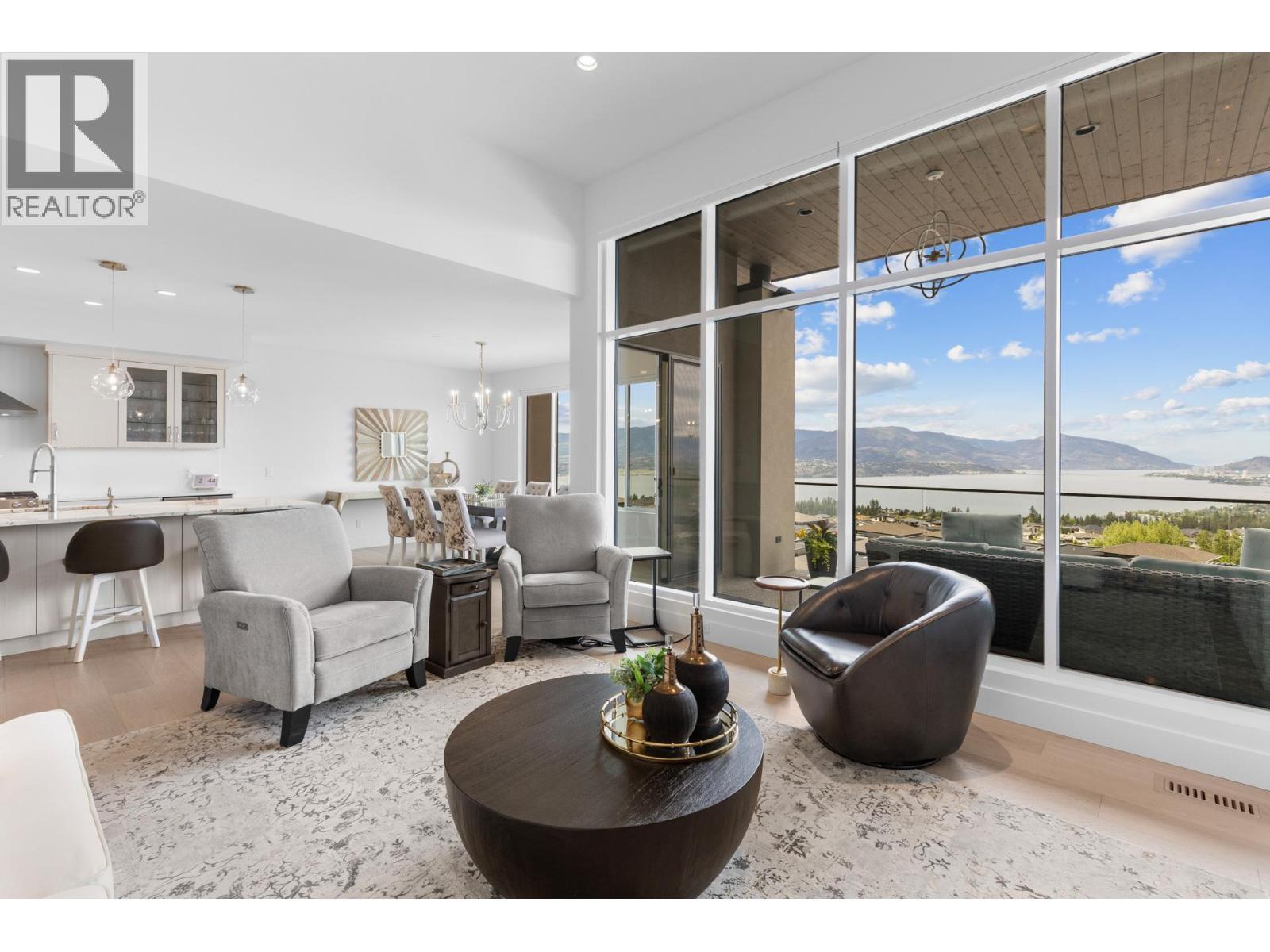 470 Hawk'S Perch Lane, Kelowna, BC - Indoor Photo Showing Living Room