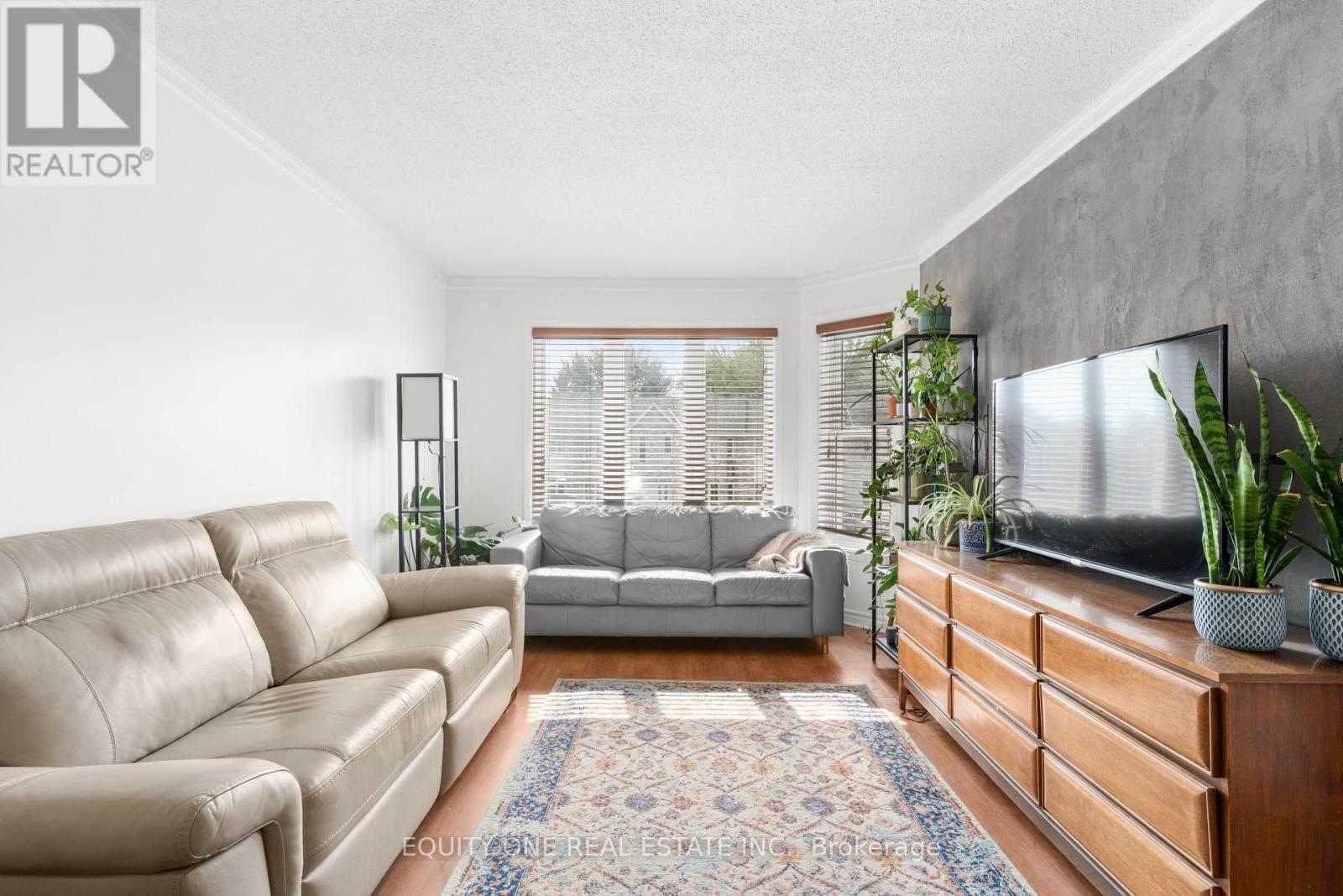 202A - 185 Du Comte Street, Alfred And Plantagenet, ON - Indoor Photo Showing Living Room