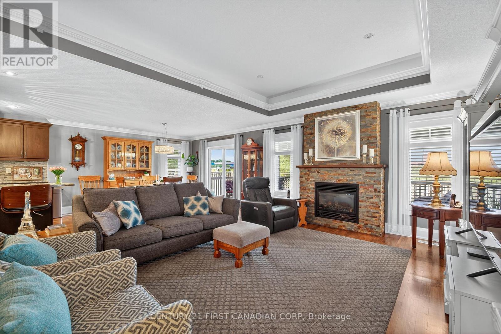 474 Macdonald Street, Strathroy-Caradoc (Ne), ON - Indoor Photo Showing Living Room With Fireplace