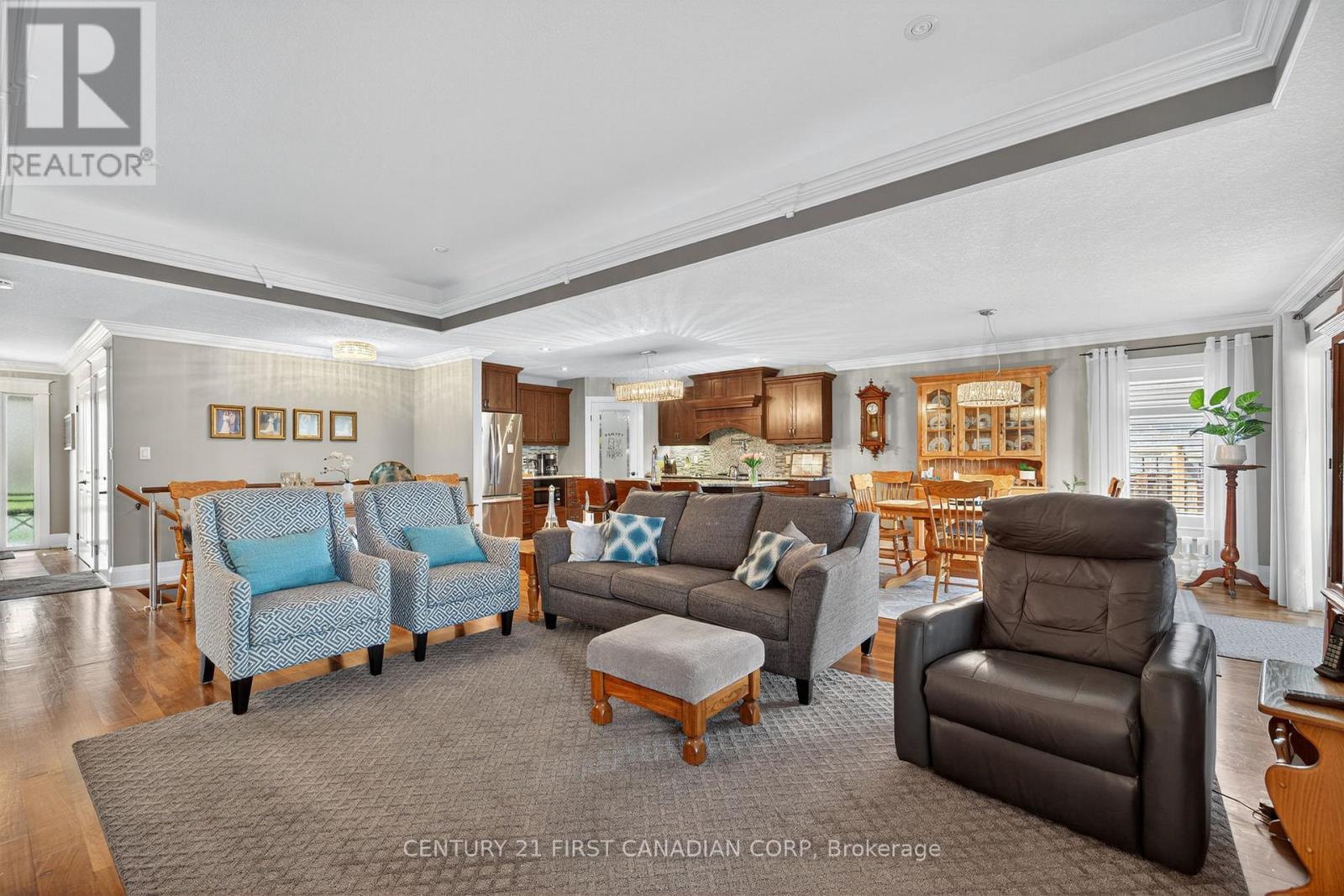 474 Macdonald Street, Strathroy-Caradoc (Ne), ON - Indoor Photo Showing Living Room