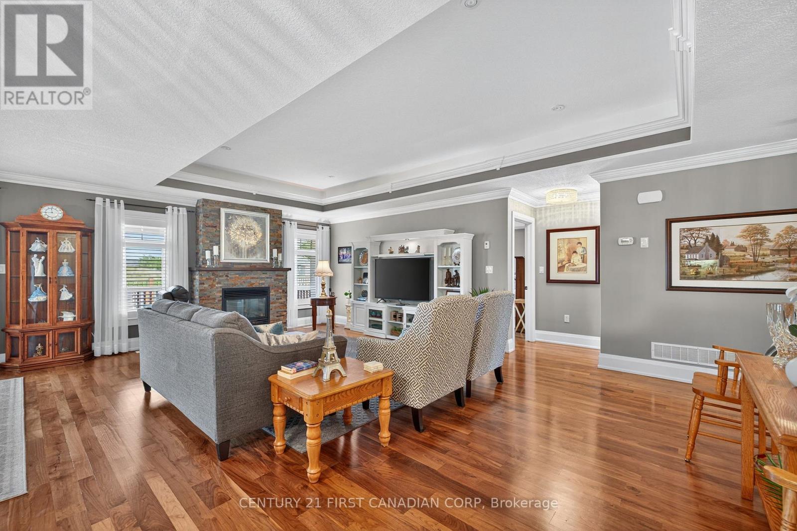 474 Macdonald Street, Strathroy-Caradoc (Ne), ON - Indoor Photo Showing Living Room With Fireplace