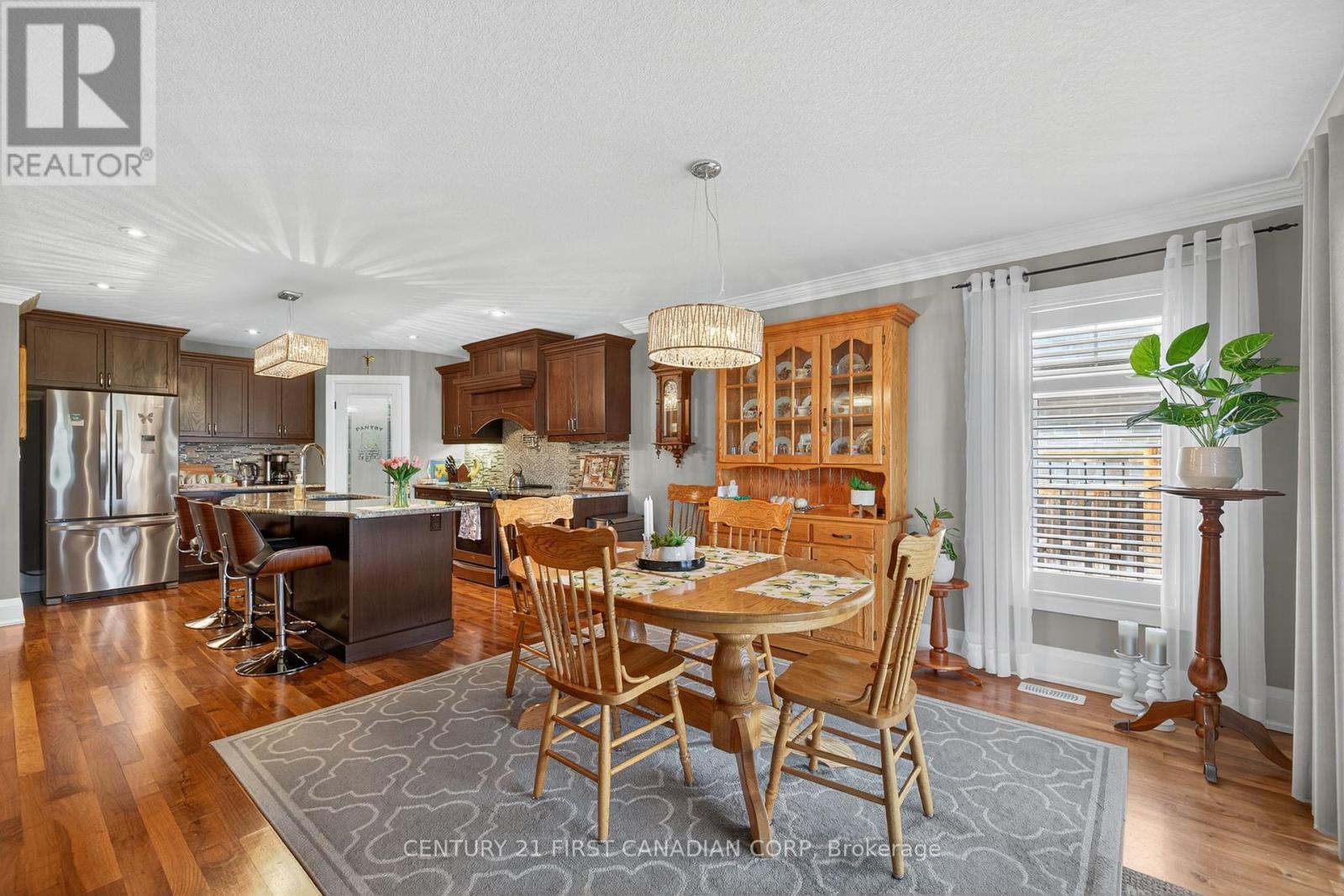 474 Macdonald Street, Strathroy-Caradoc (Ne), ON - Indoor Photo Showing Dining Room