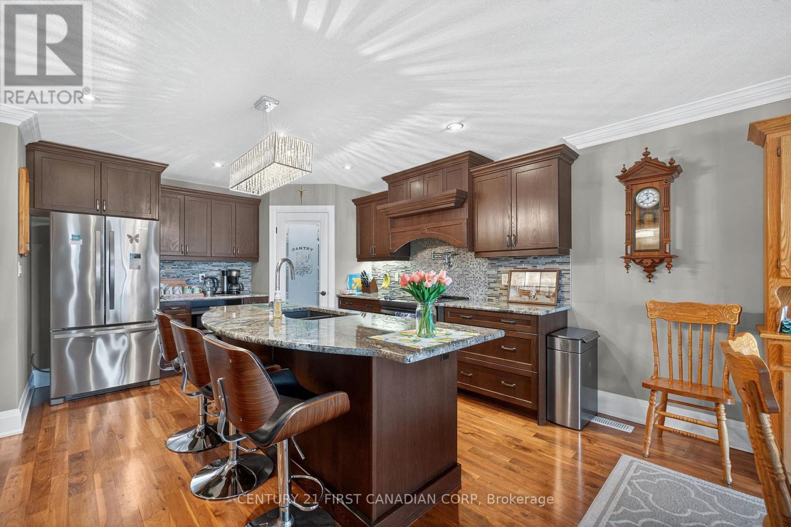 474 Macdonald Street, Strathroy-Caradoc (Ne), ON - Indoor Photo Showing Kitchen With Upgraded Kitchen