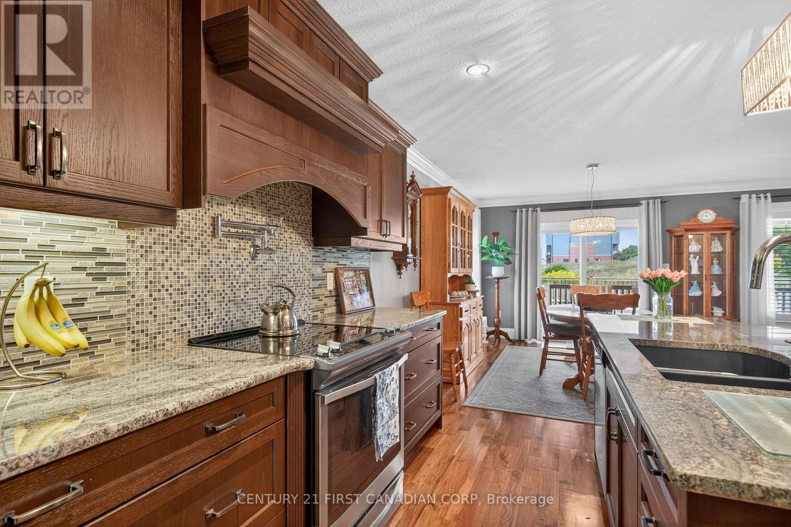474 Macdonald Street, Strathroy-Caradoc (Ne), ON - Indoor Photo Showing Kitchen With Double Sink With Upgraded Kitchen