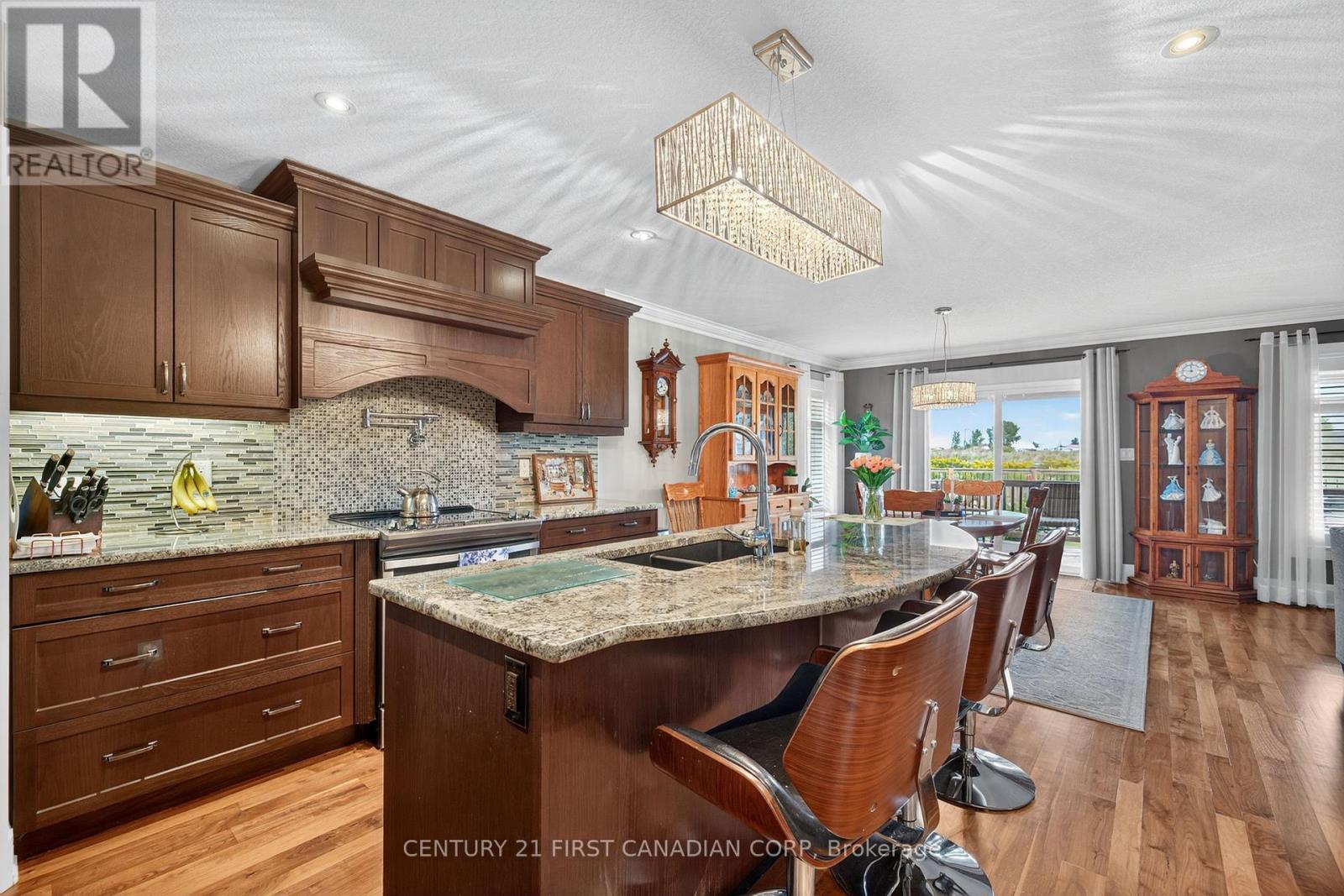 474 Macdonald Street, Strathroy-Caradoc (Ne), ON - Indoor Photo Showing Kitchen With Double Sink With Upgraded Kitchen