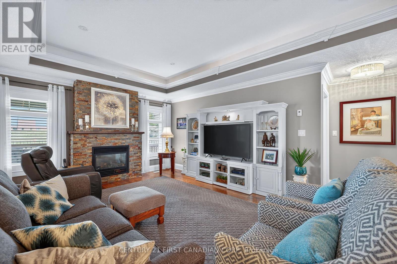 474 Macdonald Street, Strathroy-Caradoc (Ne), ON - Indoor Photo Showing Living Room With Fireplace