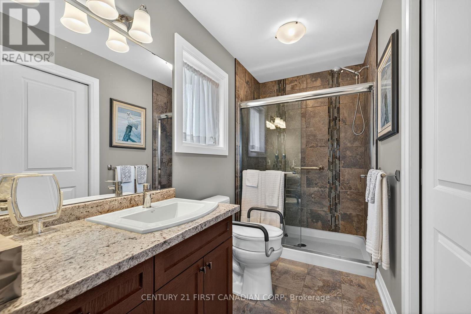 474 Macdonald Street, Strathroy-Caradoc (Ne), ON - Indoor Photo Showing Bathroom