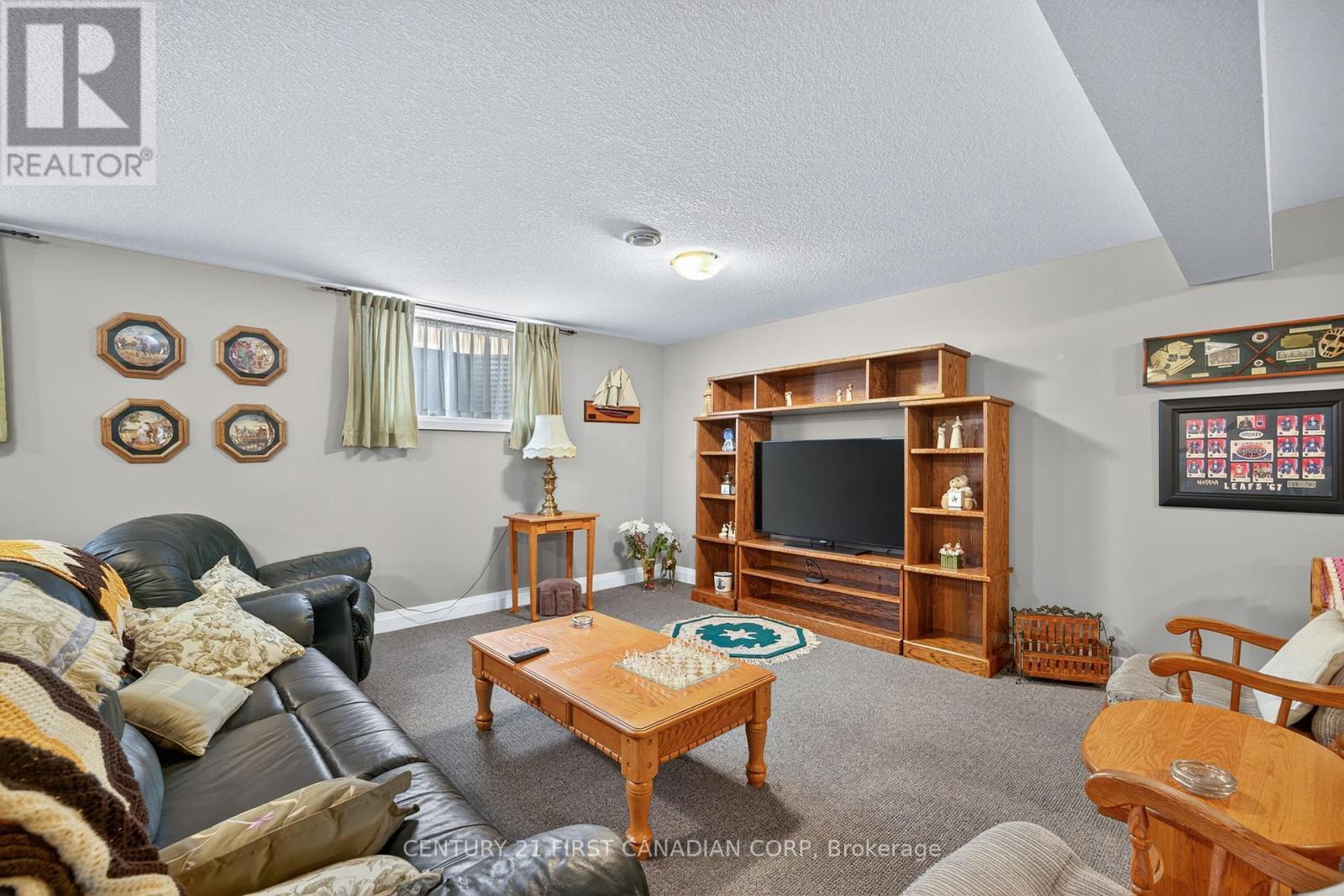 474 Macdonald Street, Strathroy-Caradoc (Ne), ON - Indoor Photo Showing Living Room