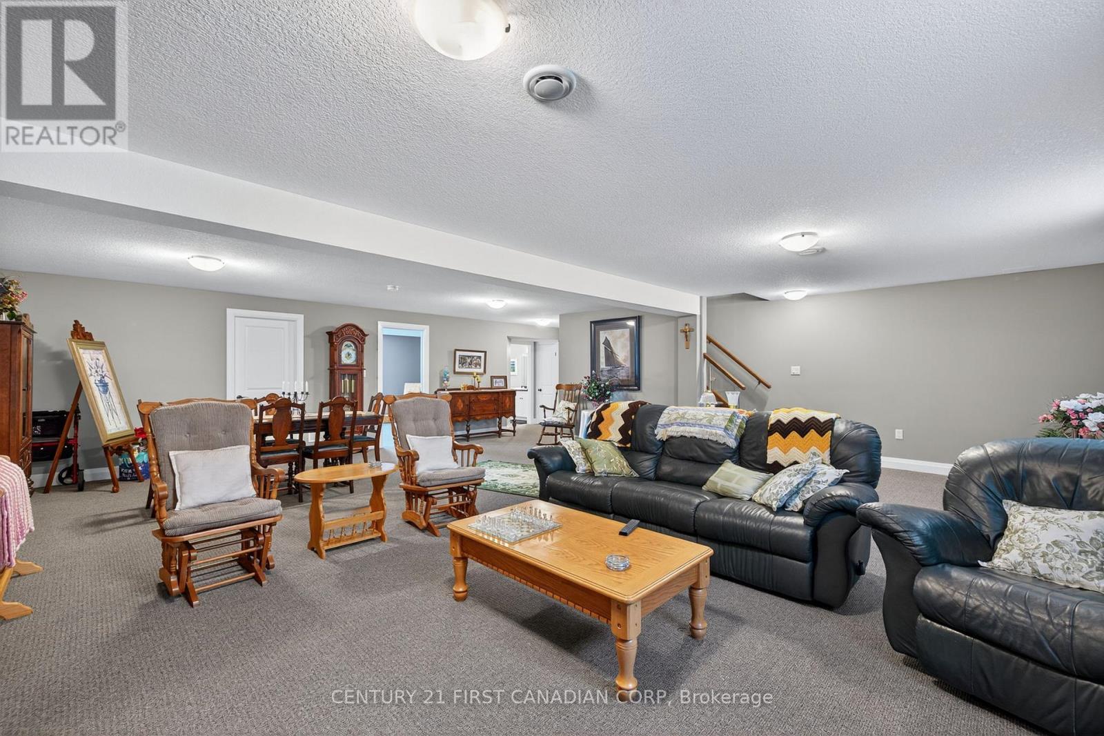 474 Macdonald Street, Strathroy-Caradoc (Ne), ON - Indoor Photo Showing Living Room