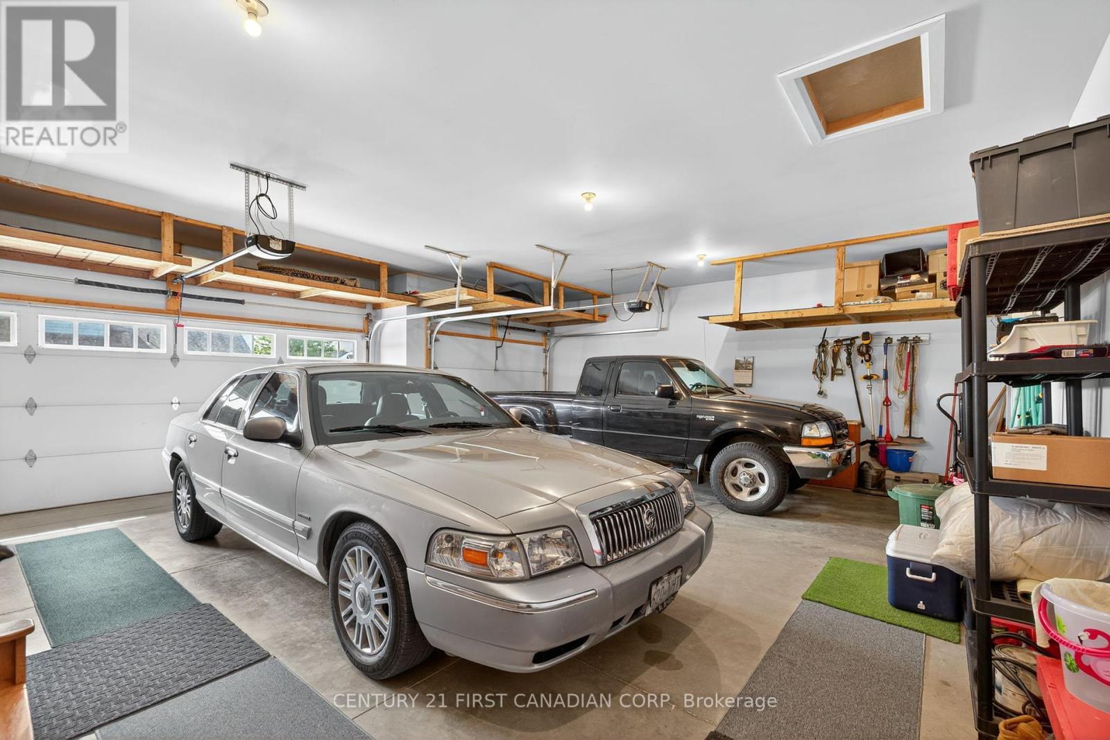 474 Macdonald Street, Strathroy-Caradoc (Ne), ON - Indoor Photo Showing Garage