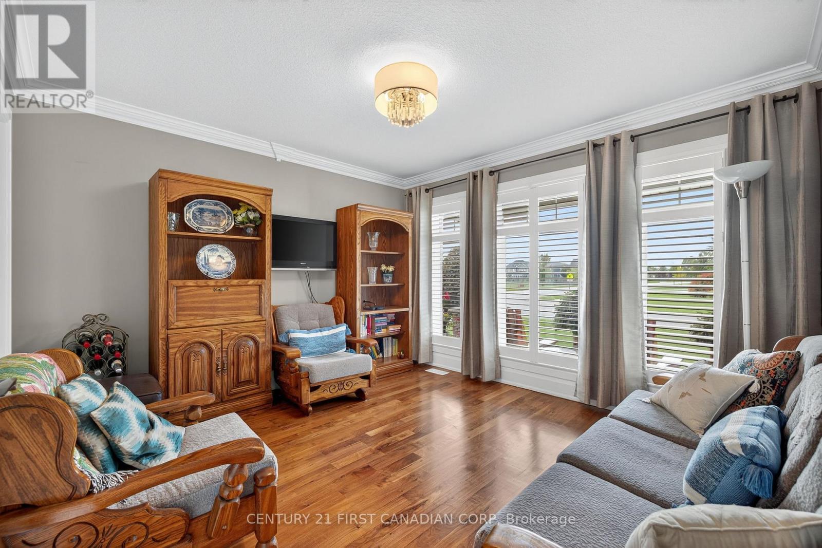 474 Macdonald Street, Strathroy-Caradoc (Ne), ON - Indoor Photo Showing Living Room