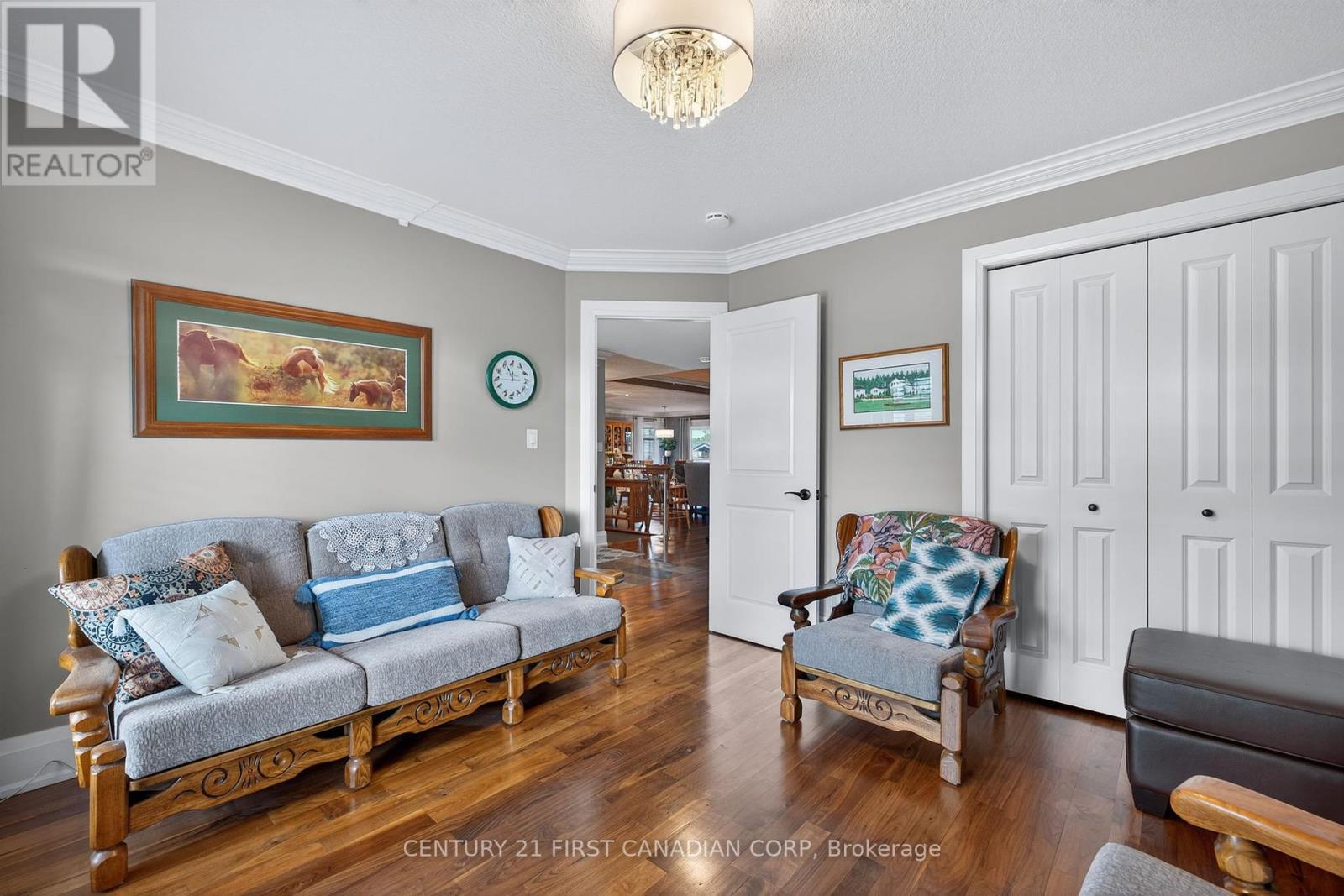 474 Macdonald Street, Strathroy-Caradoc (Ne), ON - Indoor Photo Showing Living Room