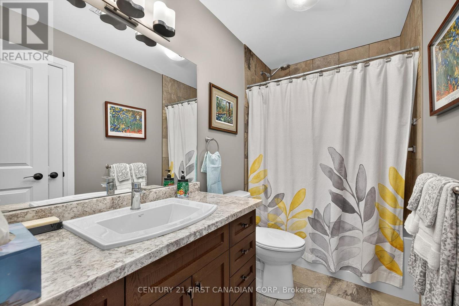 474 Macdonald Street, Strathroy-Caradoc (Ne), ON - Indoor Photo Showing Bathroom