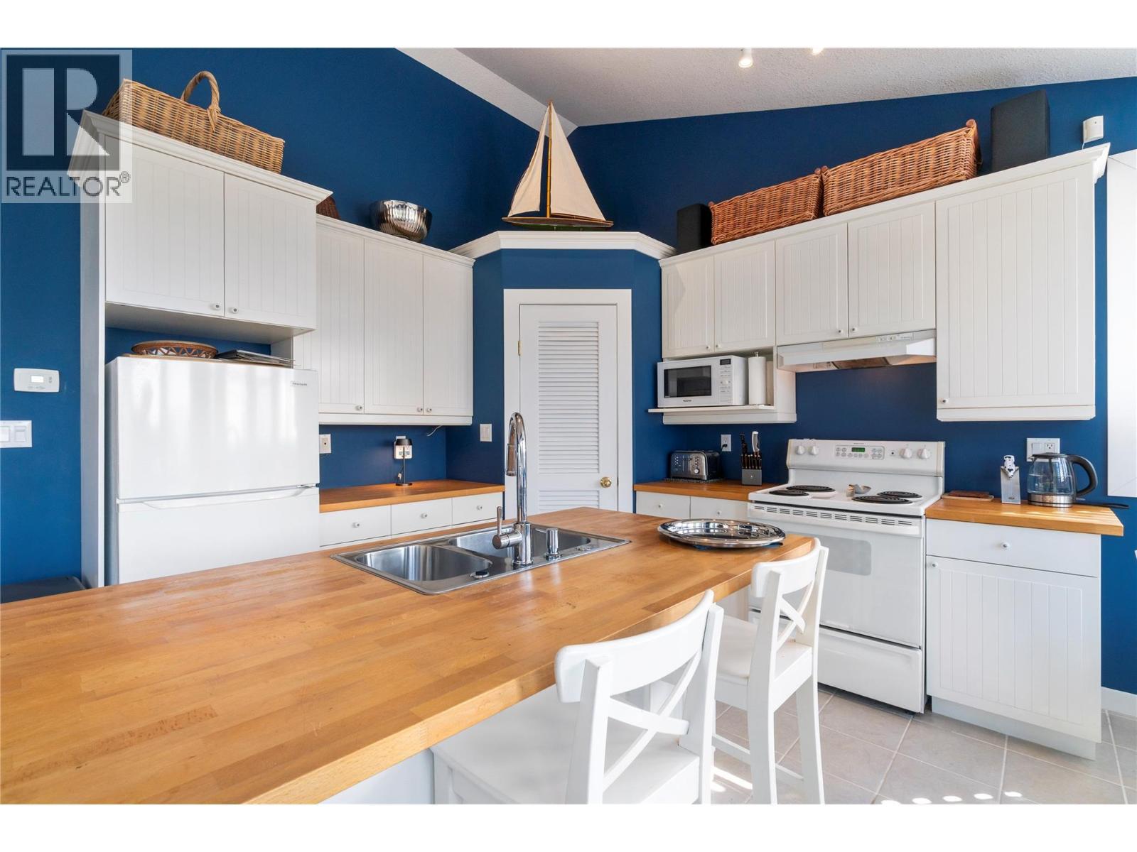 7660 Lichen Road, Anglemont, BC - Indoor Photo Showing Kitchen With Double Sink