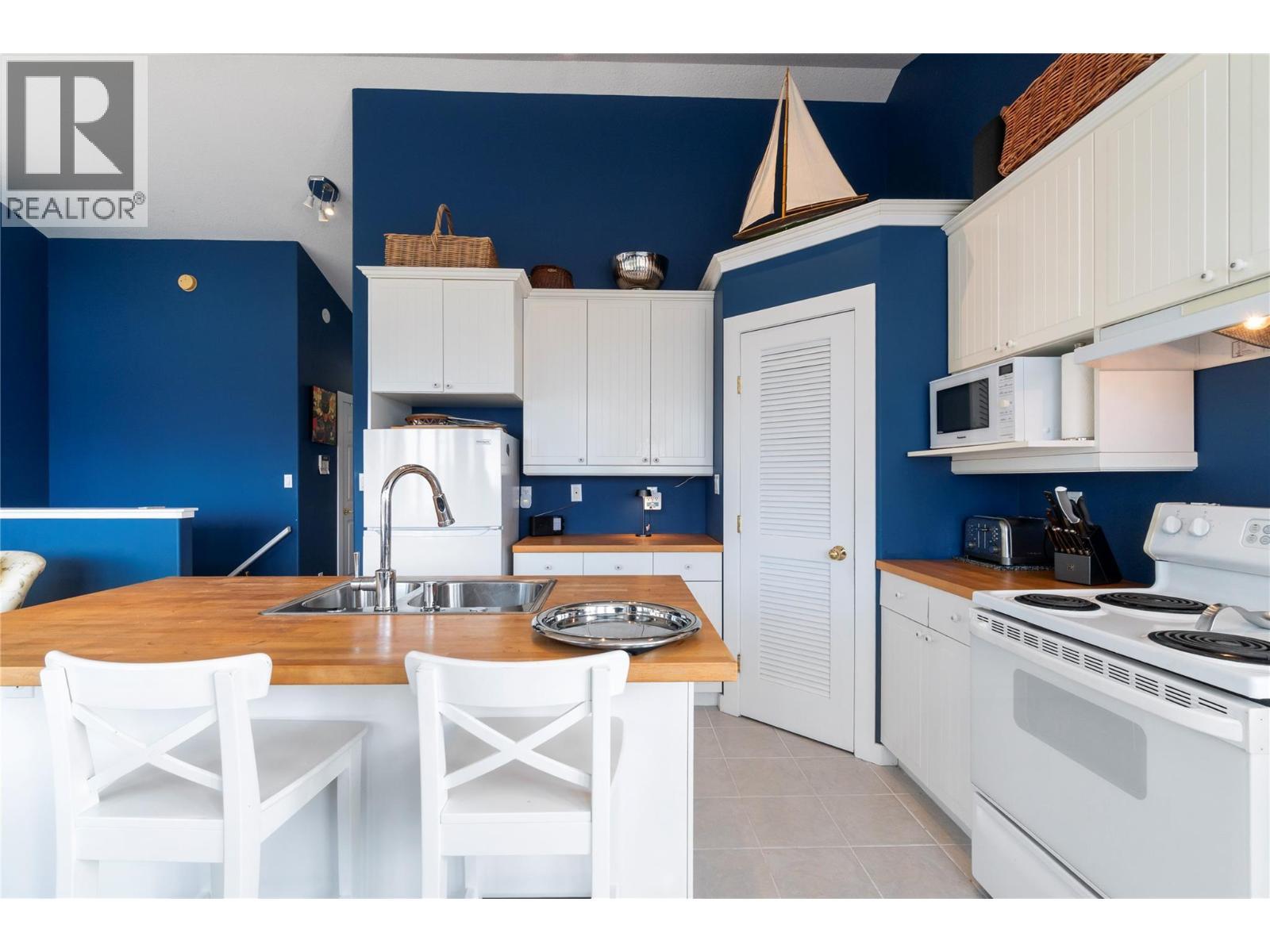 7660 Lichen Road, Anglemont, BC - Indoor Photo Showing Kitchen With Double Sink