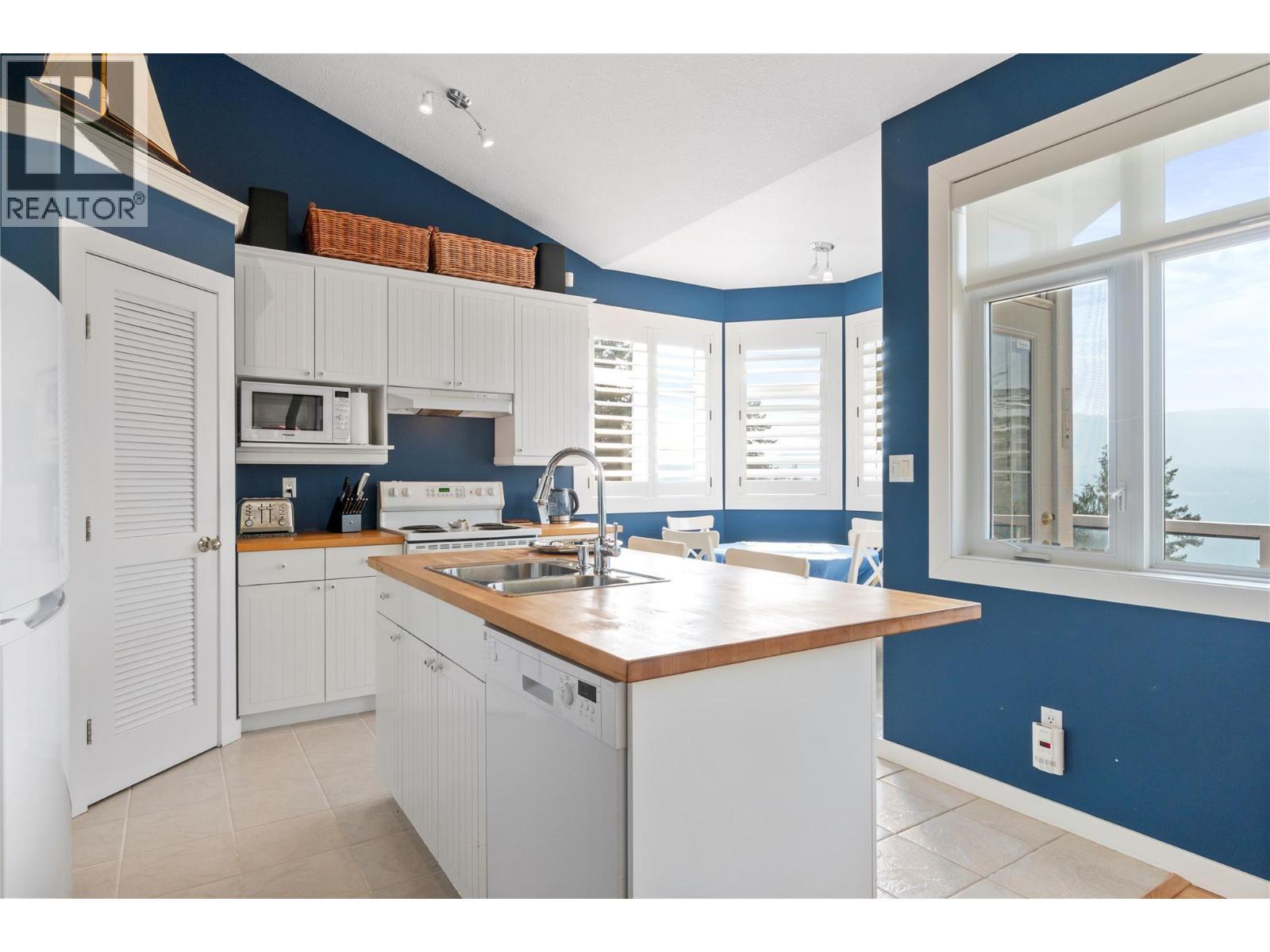 7660 Lichen Road, Anglemont, BC - Indoor Photo Showing Kitchen With Double Sink