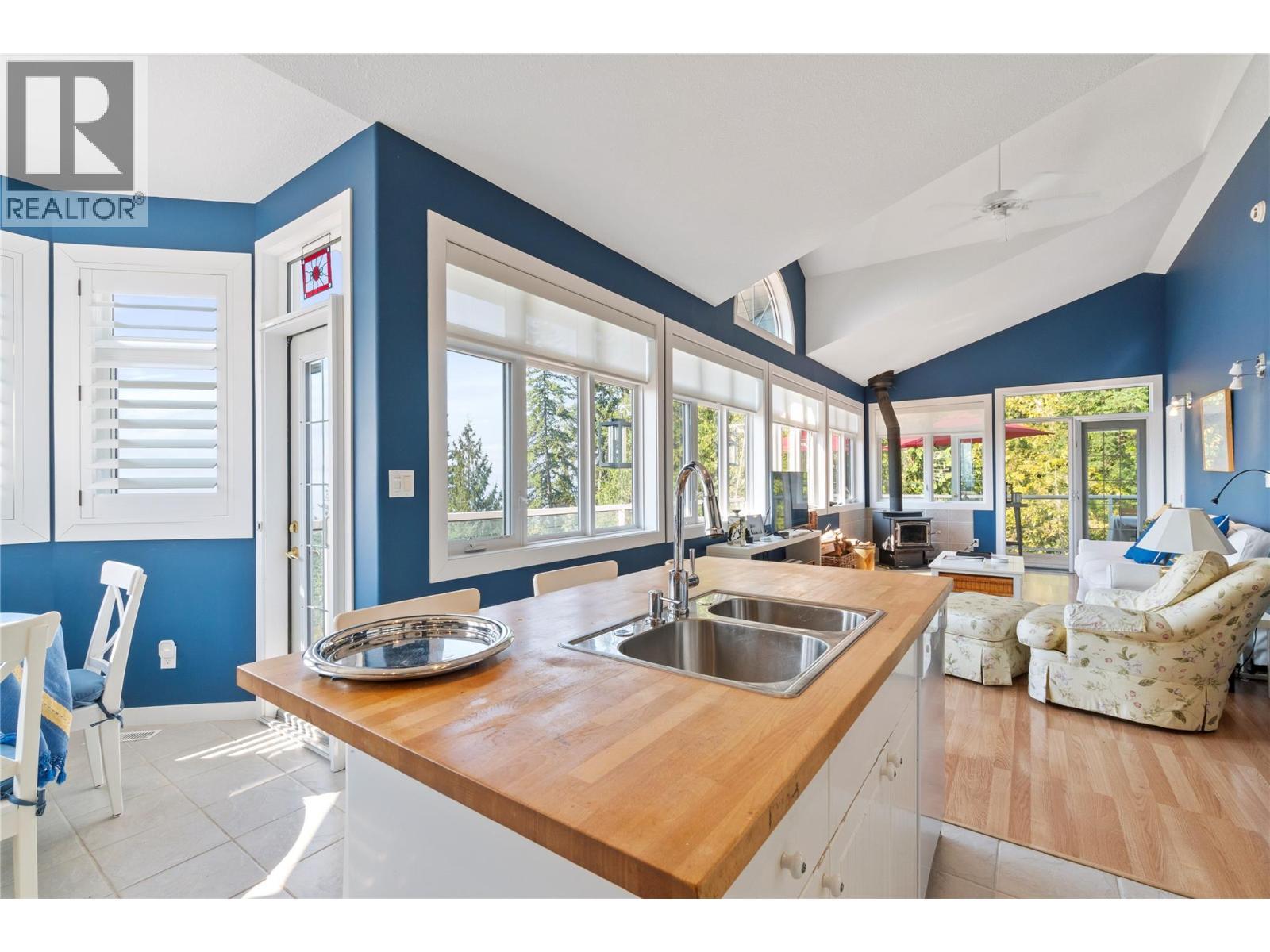 7660 Lichen Road, Anglemont, BC - Indoor Photo Showing Other Room