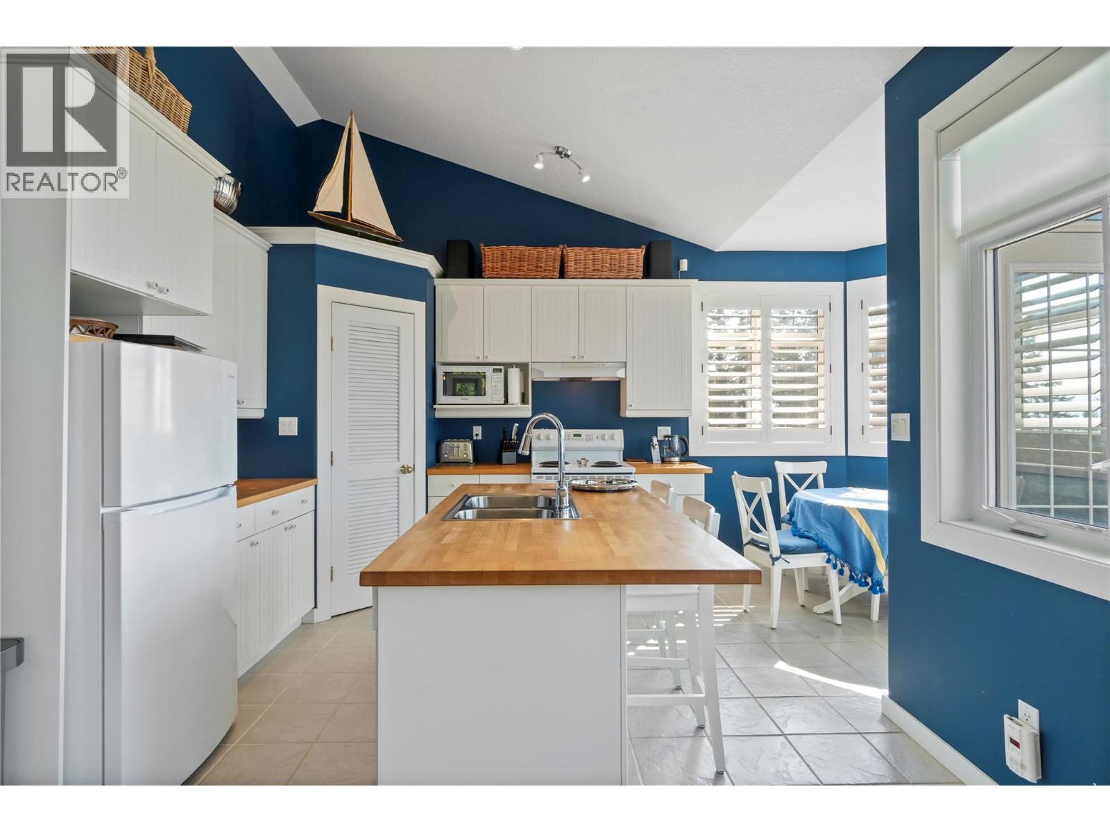 7660 Lichen Road, Anglemont, BC - Indoor Photo Showing Kitchen With Double Sink