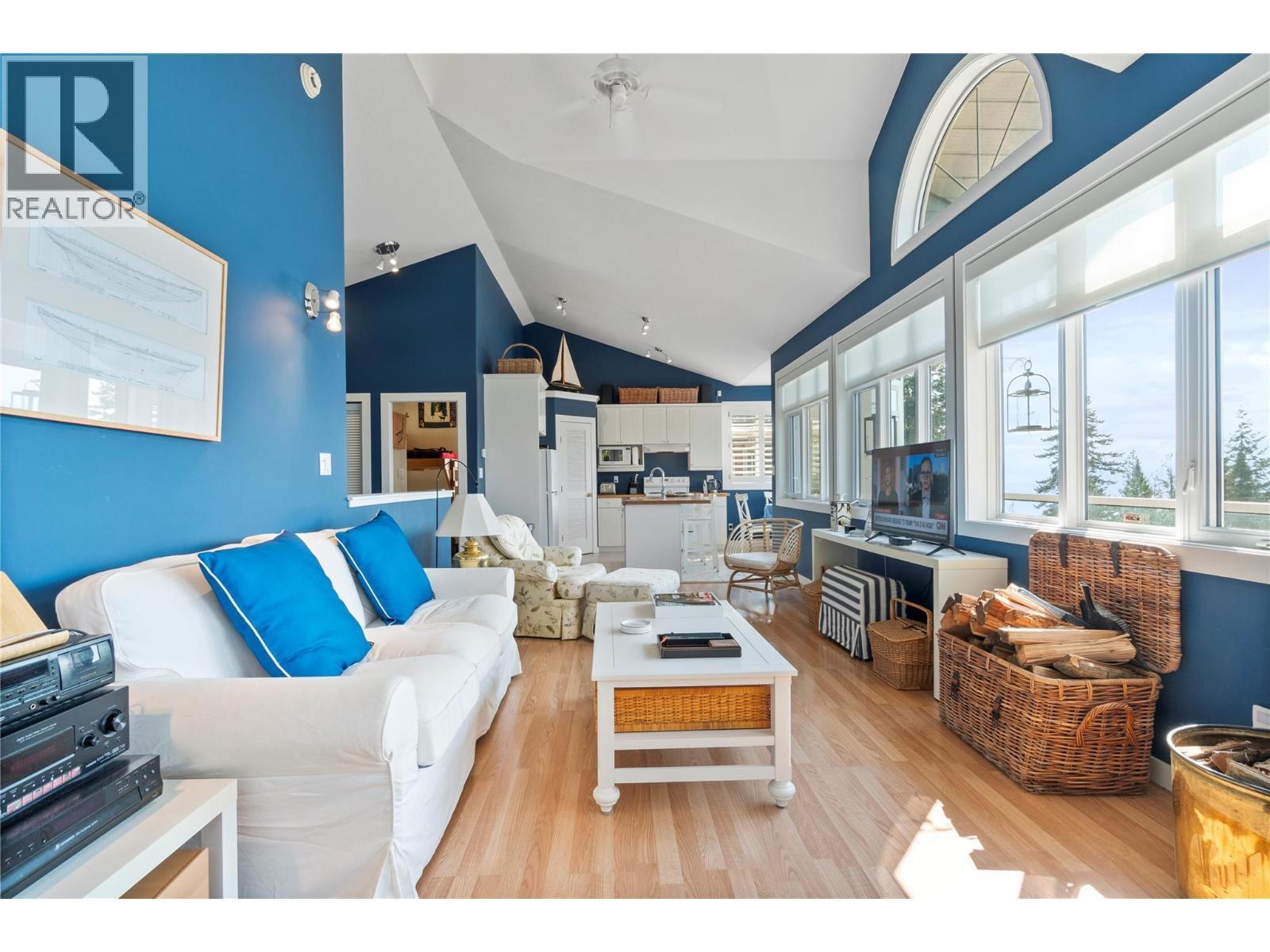 7660 Lichen Road, Anglemont, BC - Indoor Photo Showing Living Room