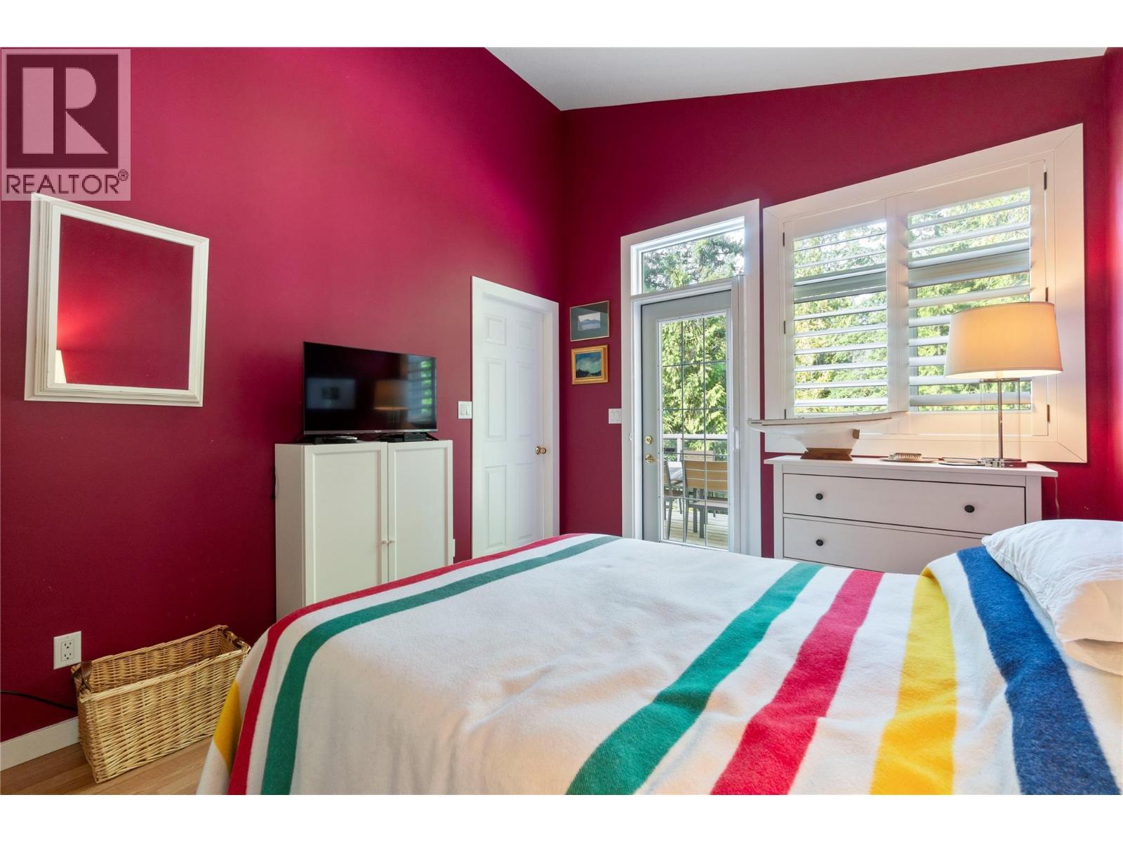 7660 Lichen Road, Anglemont, BC - Indoor Photo Showing Bedroom