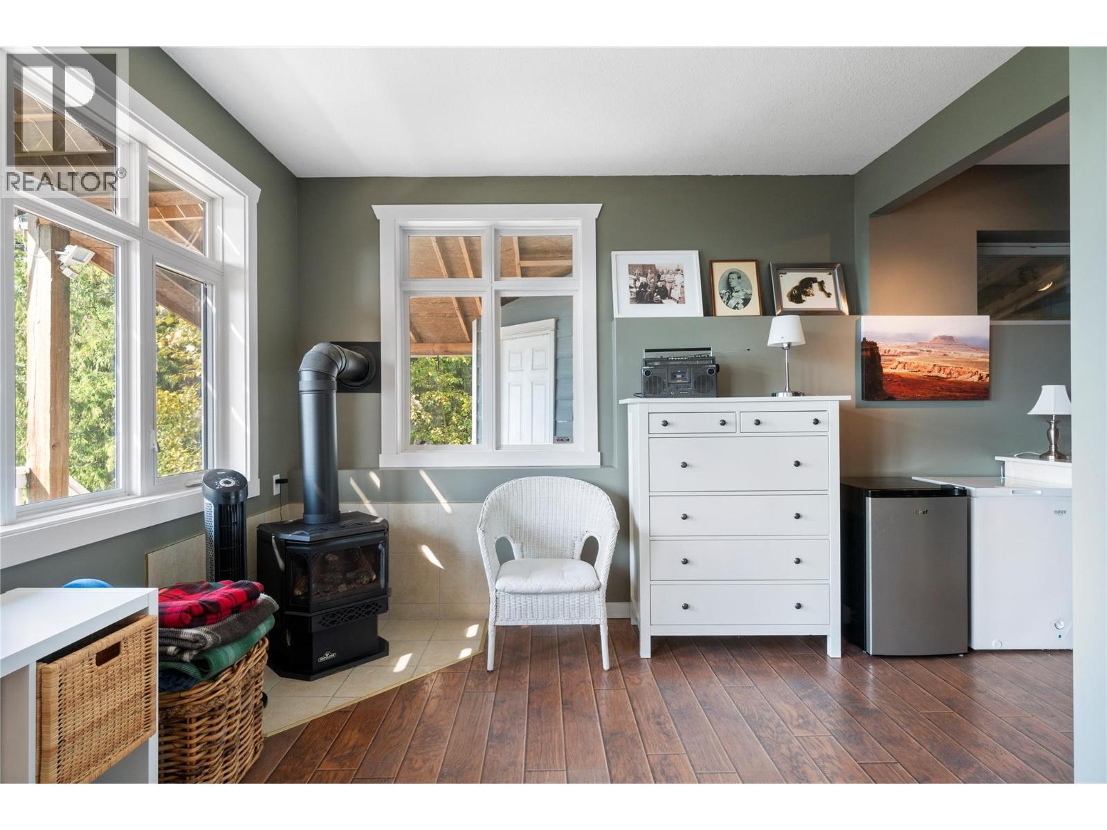 7660 Lichen Road, Anglemont, BC - Indoor