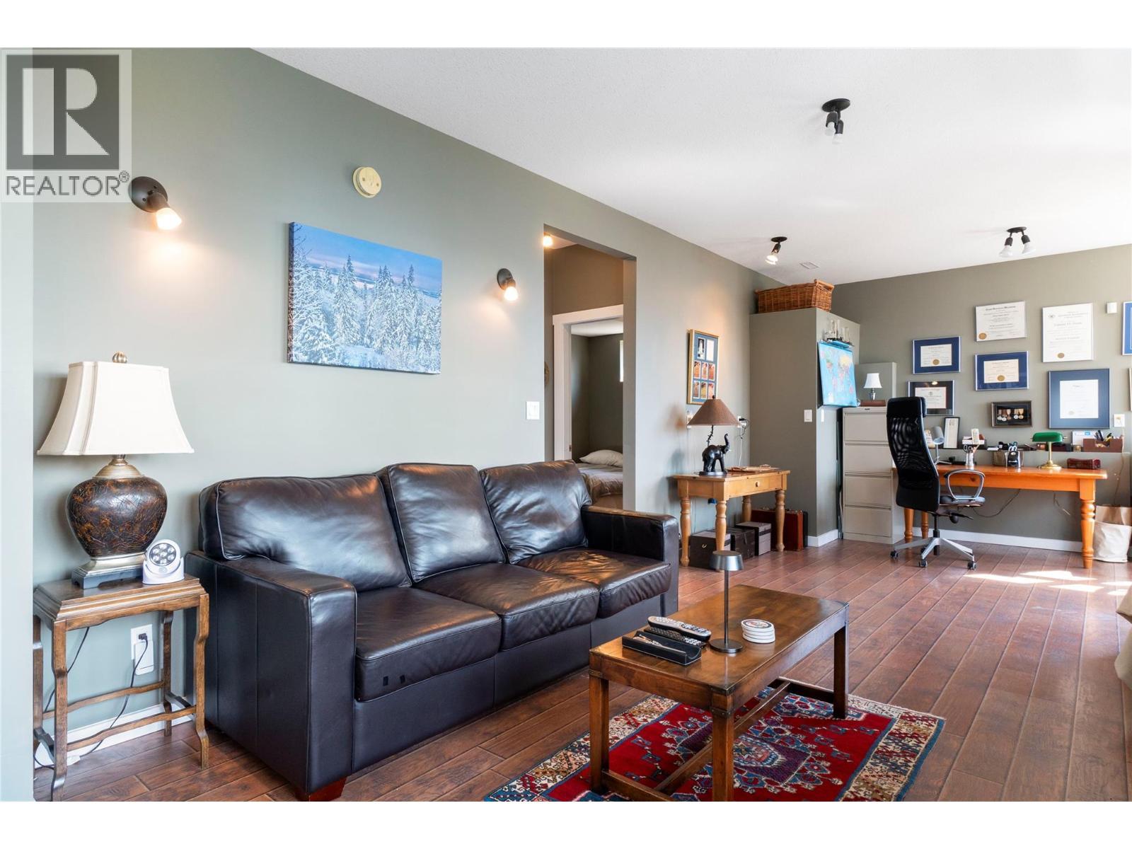 7660 Lichen Road, Anglemont, BC - Indoor Photo Showing Living Room