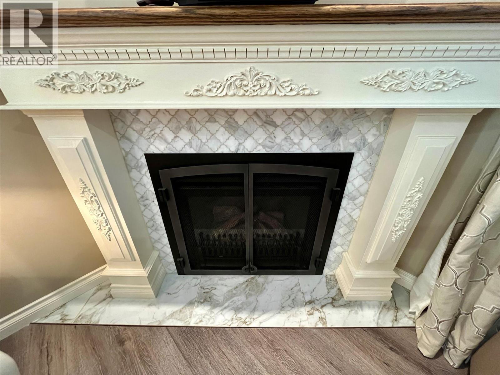 1132 Willow Row, Sicamous, BC - Indoor Photo Showing Living Room With Fireplace