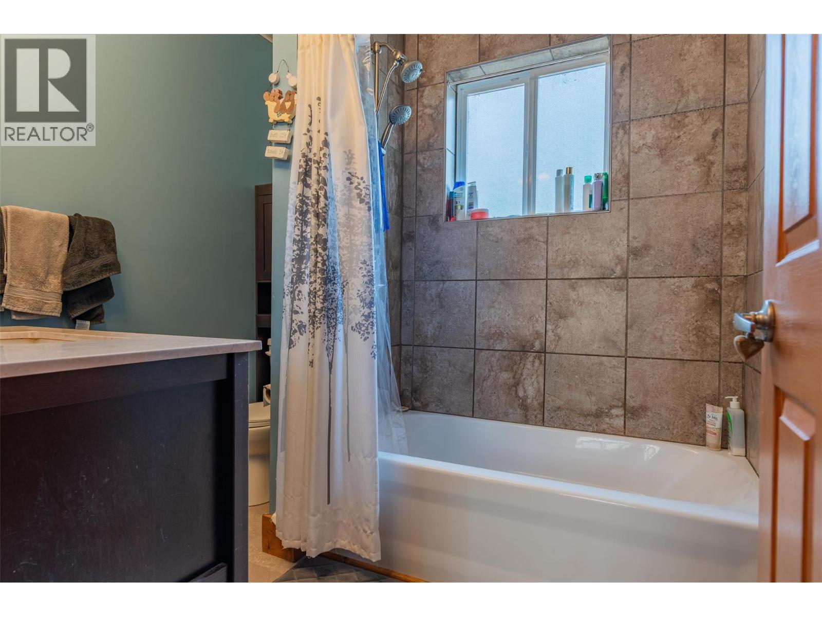 1930 Daniel Street, Trail, BC - Indoor Photo Showing Bathroom