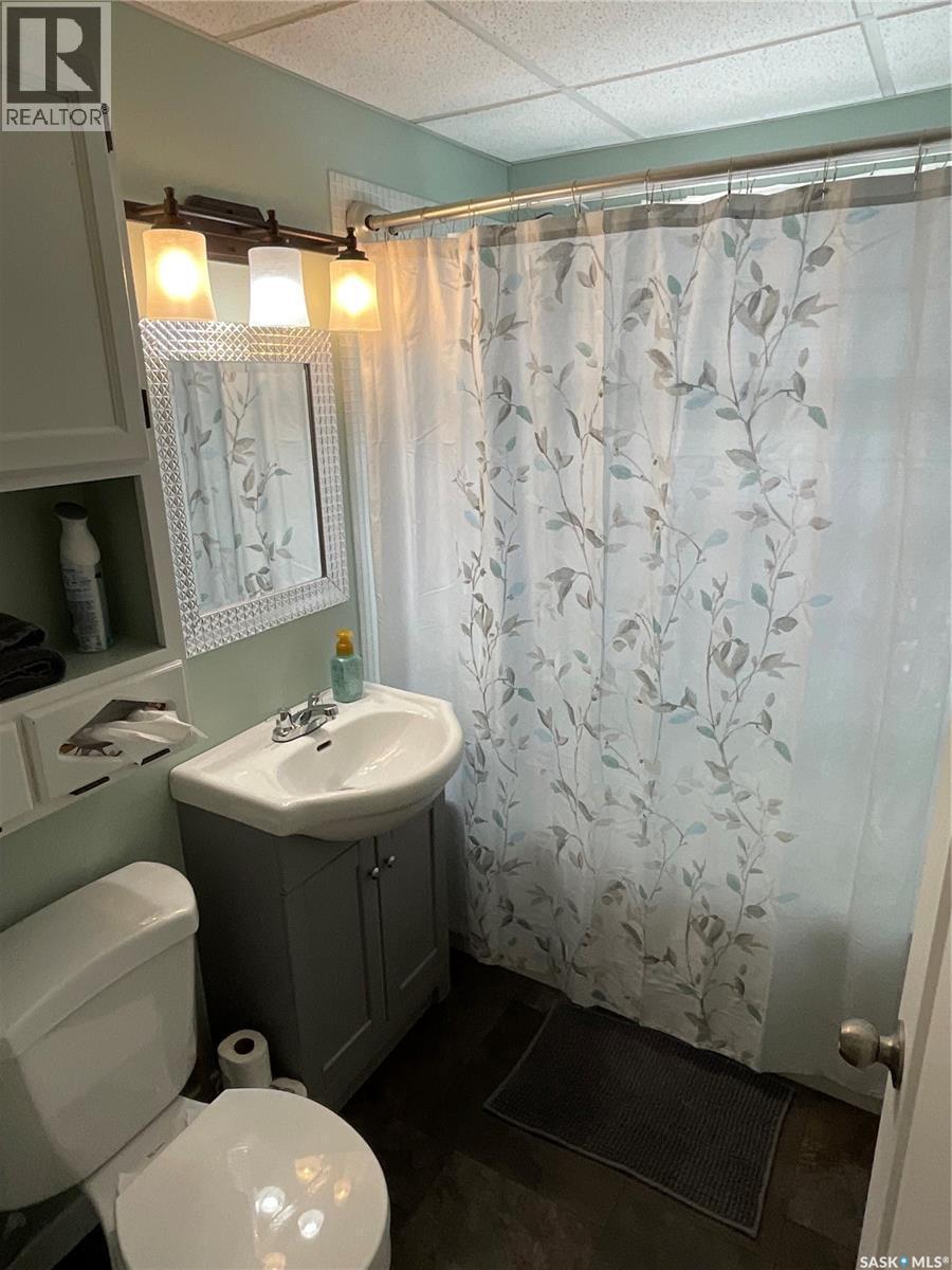 3829 First Point Beach Drive, Hoodoo Rm No. 401, SK - Indoor Photo Showing Bathroom