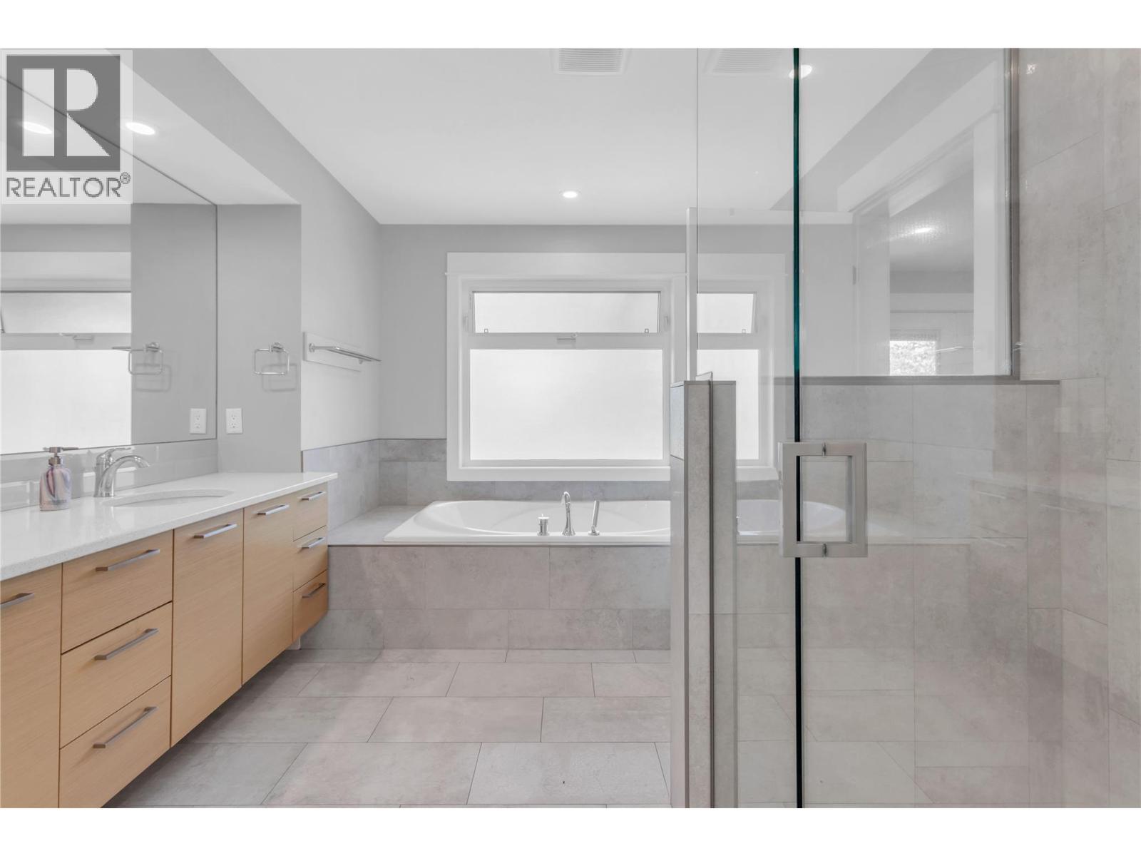 1281 23 Street Se, Salmon Arm, BC - Indoor Photo Showing Bathroom