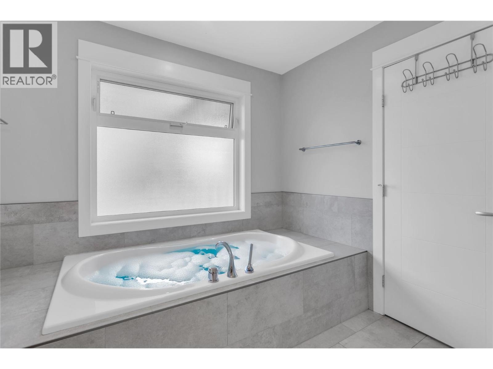 1281 23 Street Se, Salmon Arm, BC - Indoor Photo Showing Bathroom