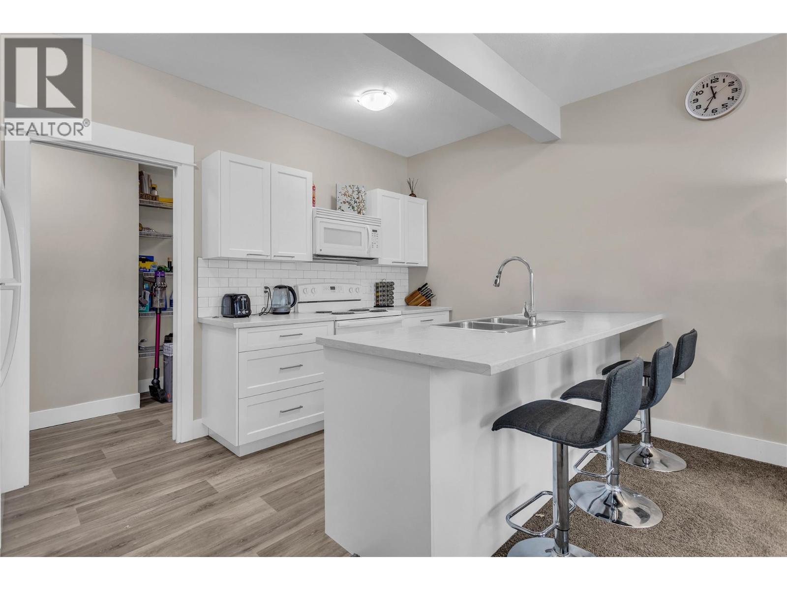 1281 23 Street Se, Salmon Arm, BC - Indoor Photo Showing Kitchen With Double Sink