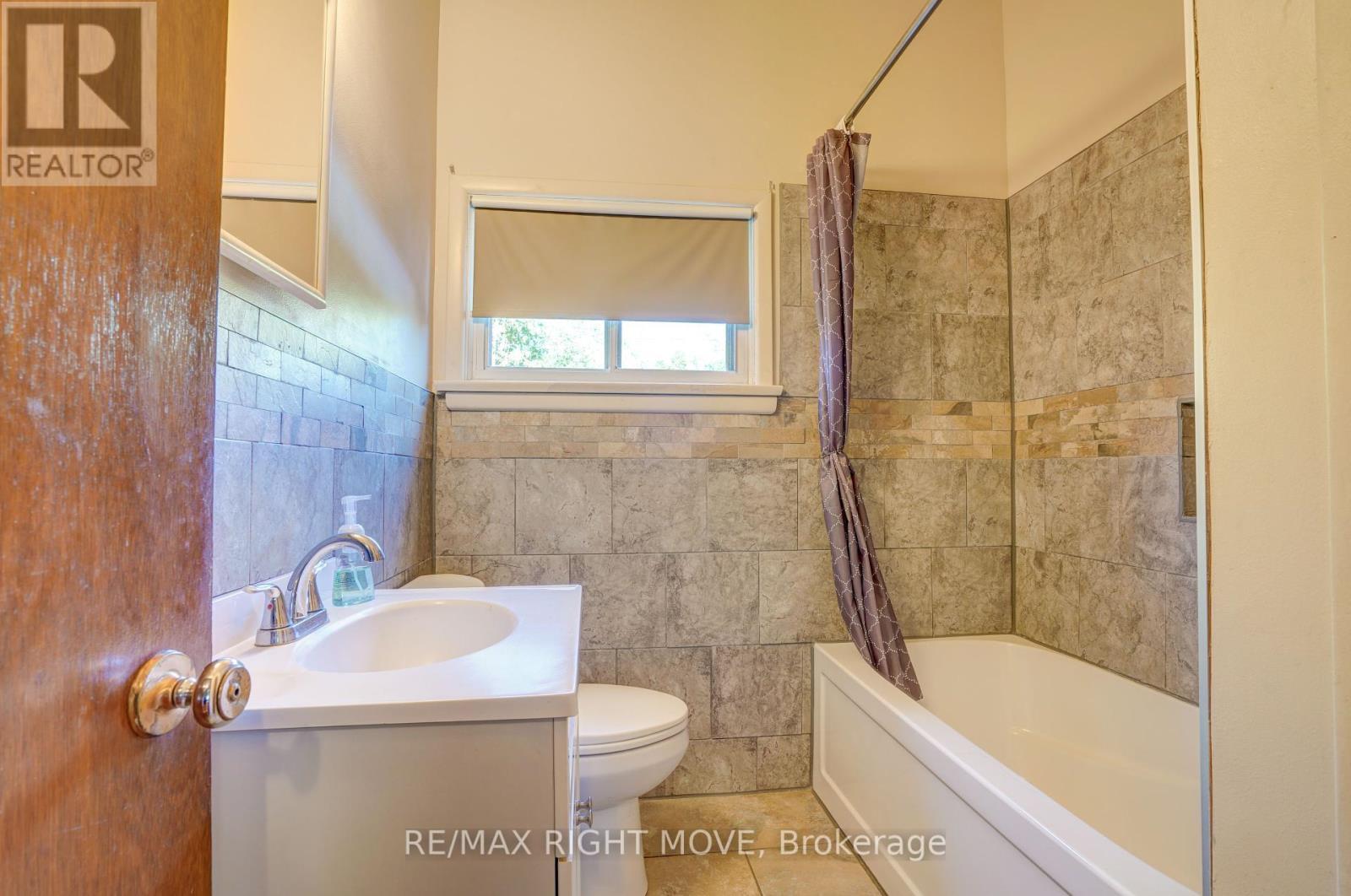 348 Collins Drive, Orillia, ON - Indoor Photo Showing Bathroom