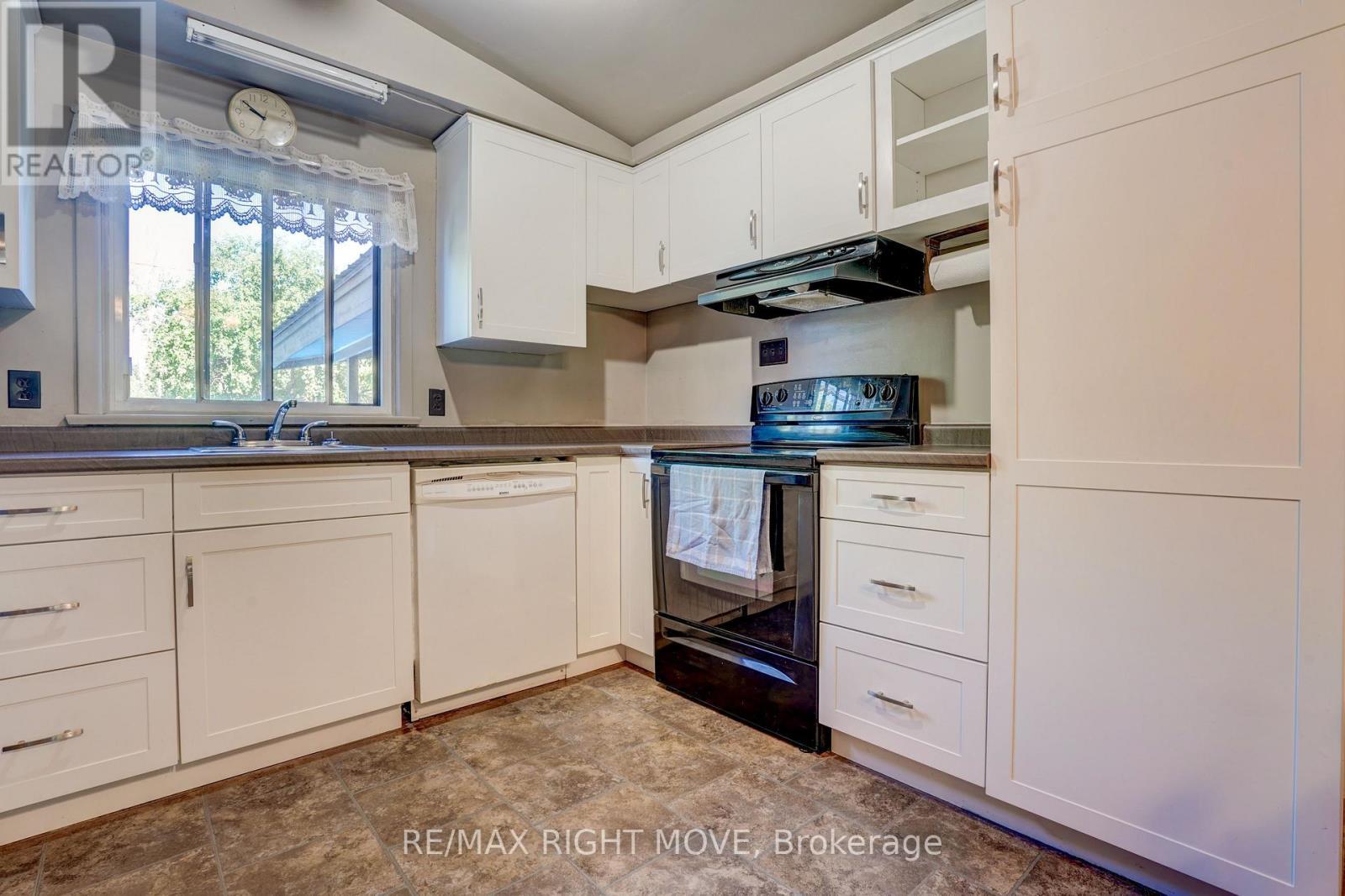 348 Collins Drive, Orillia, ON - Indoor Photo Showing Kitchen