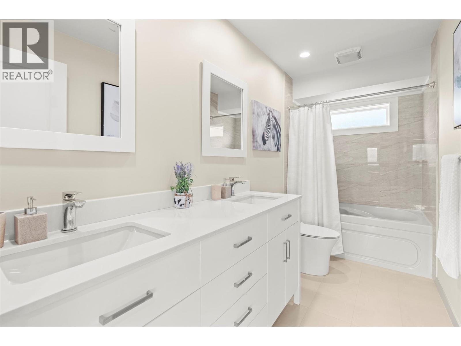 Main level bathroom - 8990 College Drive, Coldstream, BC - Indoor Photo Showing Bathroom
