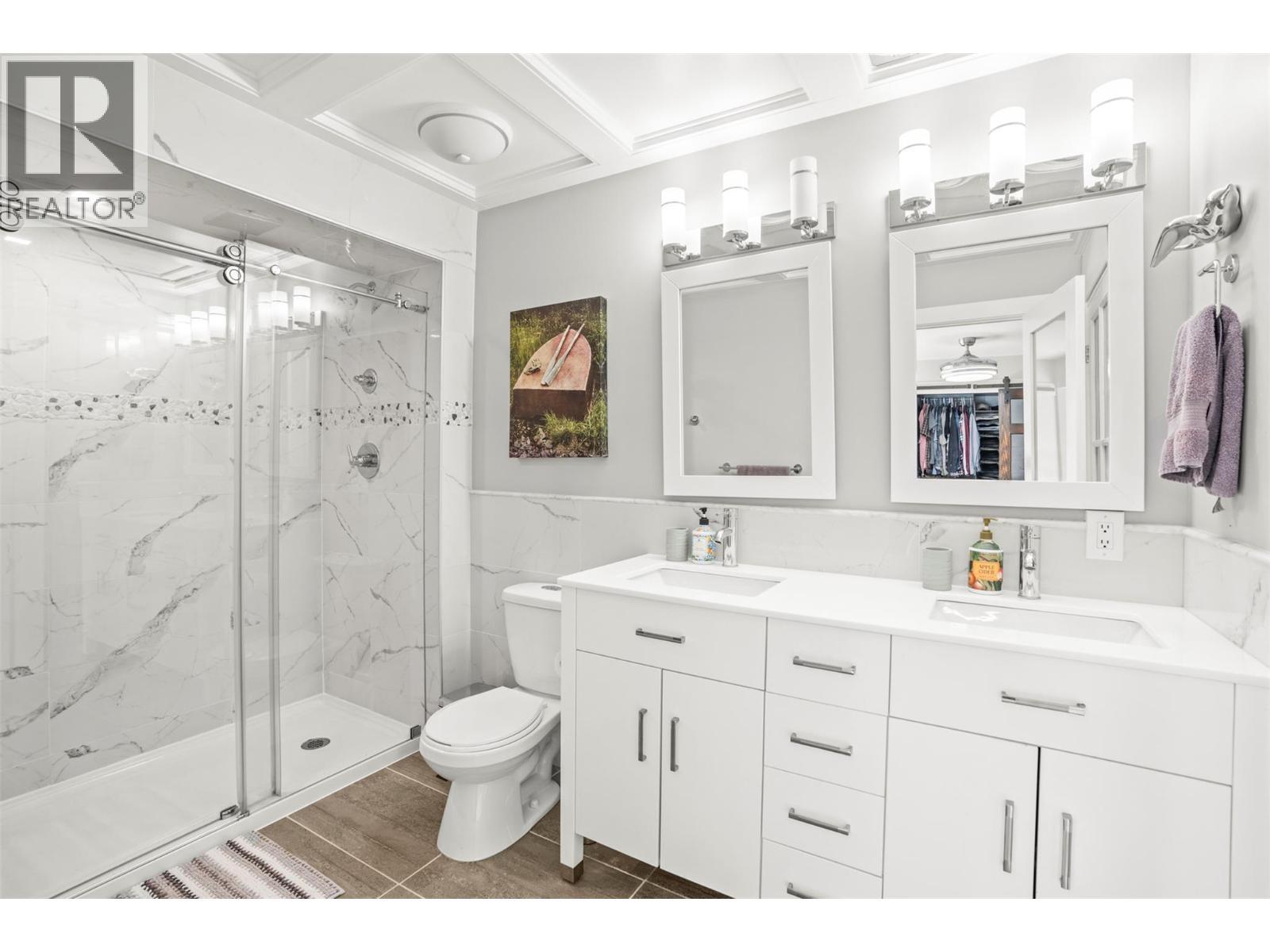 Primary Ensuite bathroom - 8990 College Drive, Coldstream, BC - Indoor Photo Showing Bathroom