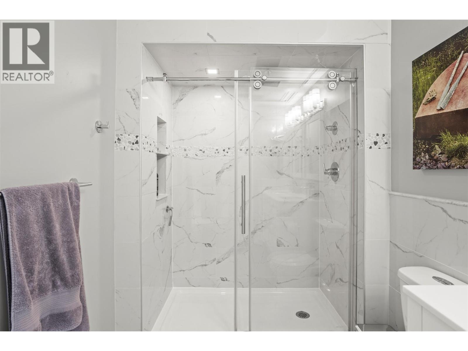 Primary Ensuite bathroom - 8990 College Drive, Coldstream, BC - Indoor Photo Showing Bathroom