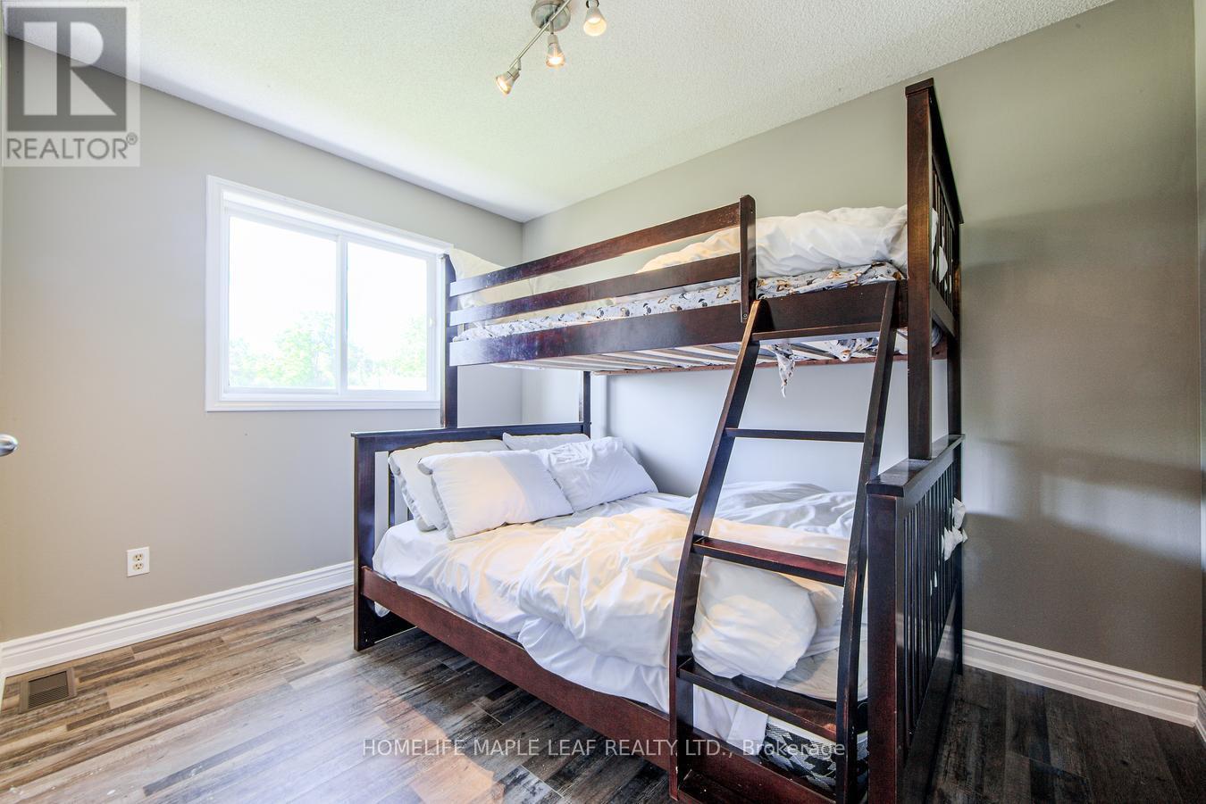 927 #97 Regional Road, Hamilton, ON - Indoor Photo Showing Bedroom
