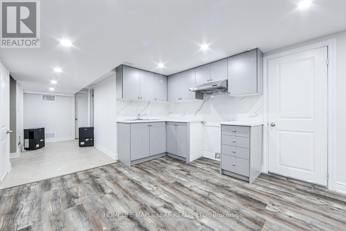 927 #97 Regional Road, Hamilton, ON - Indoor Photo Showing Kitchen