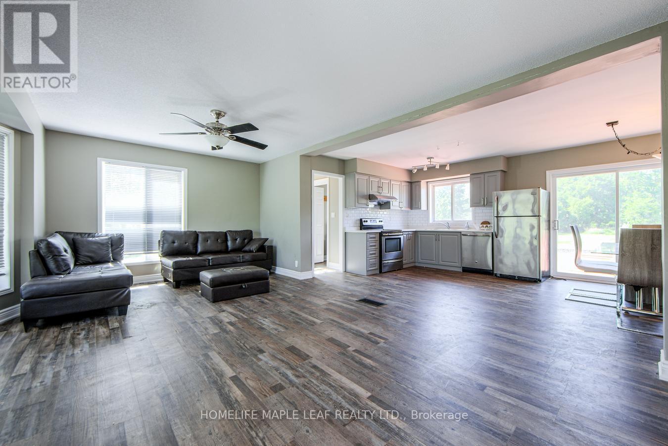 927 #97 Regional Road, Hamilton, ON - Indoor Photo Showing Living Room